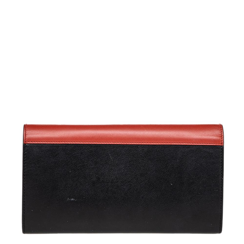 This beautiful envelope clutch is another fine offering by Celine! Crafted from leather, the creation has a structured shape and is designed in three shades. The piece carries an envelope-shaped flap and is secured by a snap button