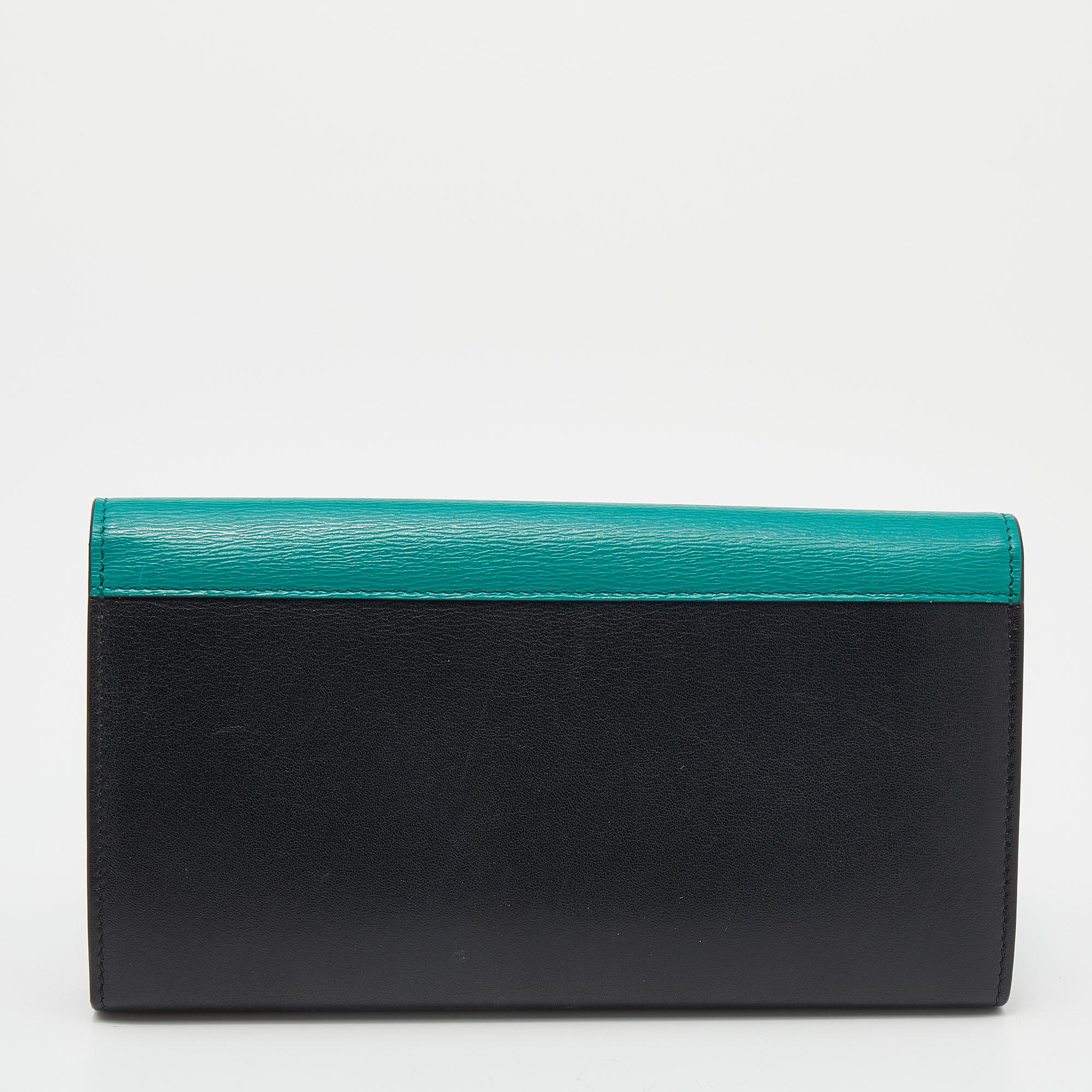 Carry your essentials in style with this Celine flap wallet. Crafted from leather in three different hues, the creation has a snap flap closure and a leather interior. Organizing becomes chic and easy with this envelope wallet.

