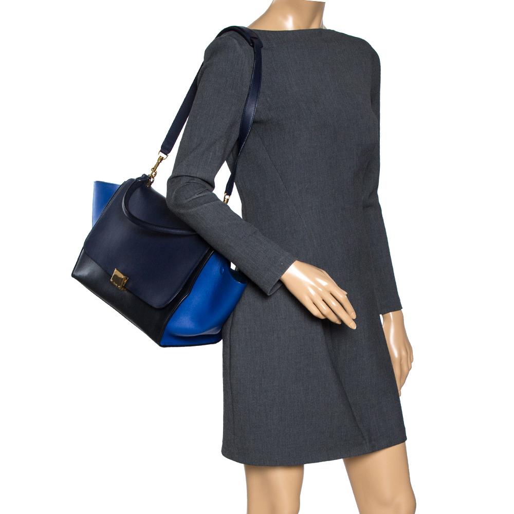 In every stride, swing, and twirl, your audience will gasp in admiration at the beautiful sight of this Celine bag. Crafted from leather in Italy, the bag has a style that will catch glances from a mile. It has been designed with the signature