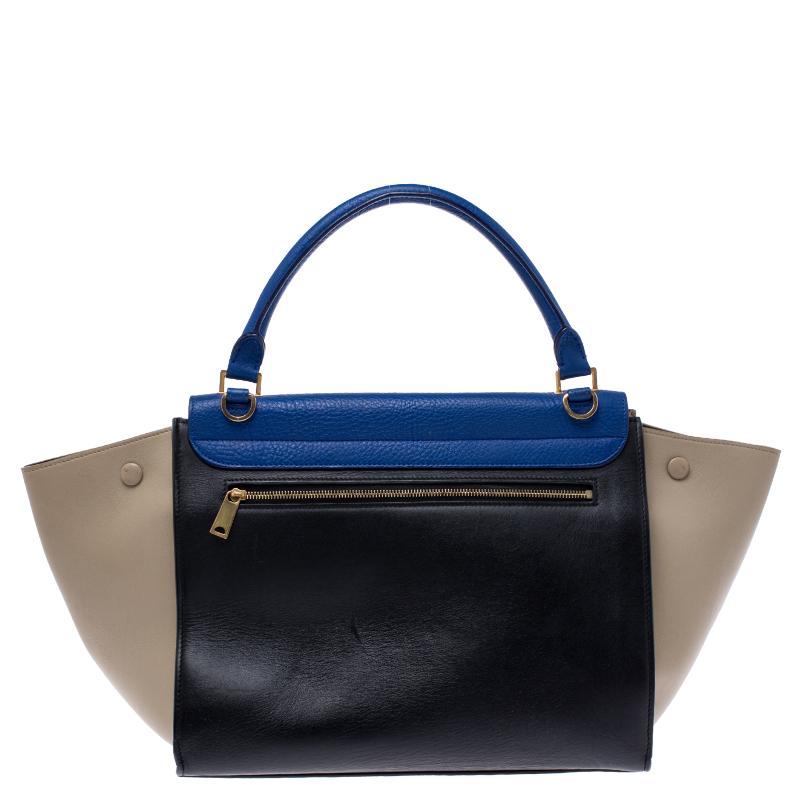 In every stride, swing, and twirl, your audience will gasp in admiration at the beautiful sight of this Celine bag. Crafted from leather in Italy, the bag has a style that will catch glances from a mile. It has been designed with the signature