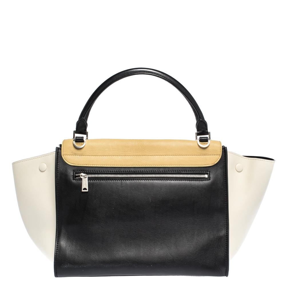In every stride, swing, and twirl, your audience will gasp in admiration at the beautiful sight of this Celine bag. Crafted from nubuck & leather in Italy, the bag has a style that will catch glances from a mile. It has been designed with the