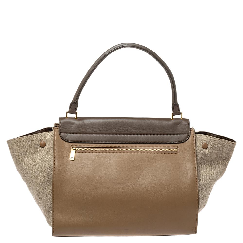 In every stride, swing, and twirl, your audience will gasp in admiration at the beautiful sight of this Celine bag. Crafted from leather and canvas in Italy, the bag has a style that will catch glances from a mile. It has been designed with the