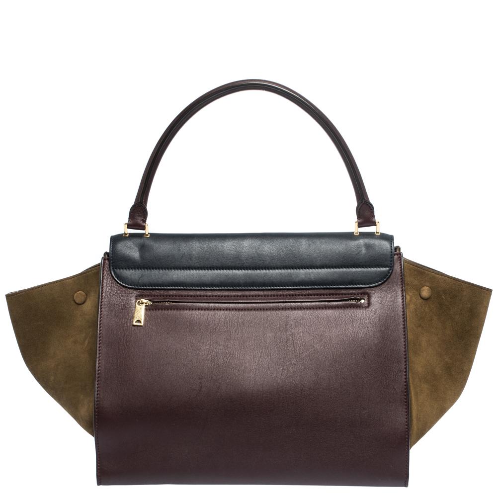 In every stride, swing, and twirl, your audience will gasp in admiration at the beautiful sight of this Celine bag. Crafted from leather and suede in Italy, the bag has a style that will catch glances from a mile. It has been designed with the