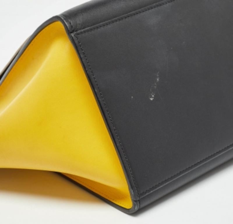 Eine zeitlose Kreation, die Schlichtheit und Raffinesse perfekt miteinander verbindet. Er besteht aus hochwertigen MATERIALEN und hat einen Tragegriff, um ihn mühelos zu transportieren. Der perfekt dimensionierte Innenraum dieser Kreation wird Ihre