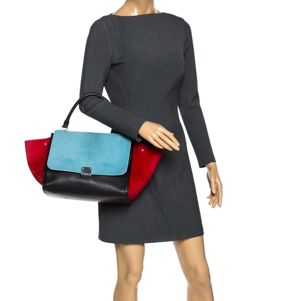 In every stride, swing, and twirl, your audience will gasp in admiration at the beautiful sight of this Celine bag. Crafted from pony hair and leather in Italy, the bag has a style that will catch glances from a mile. It has been designed with the