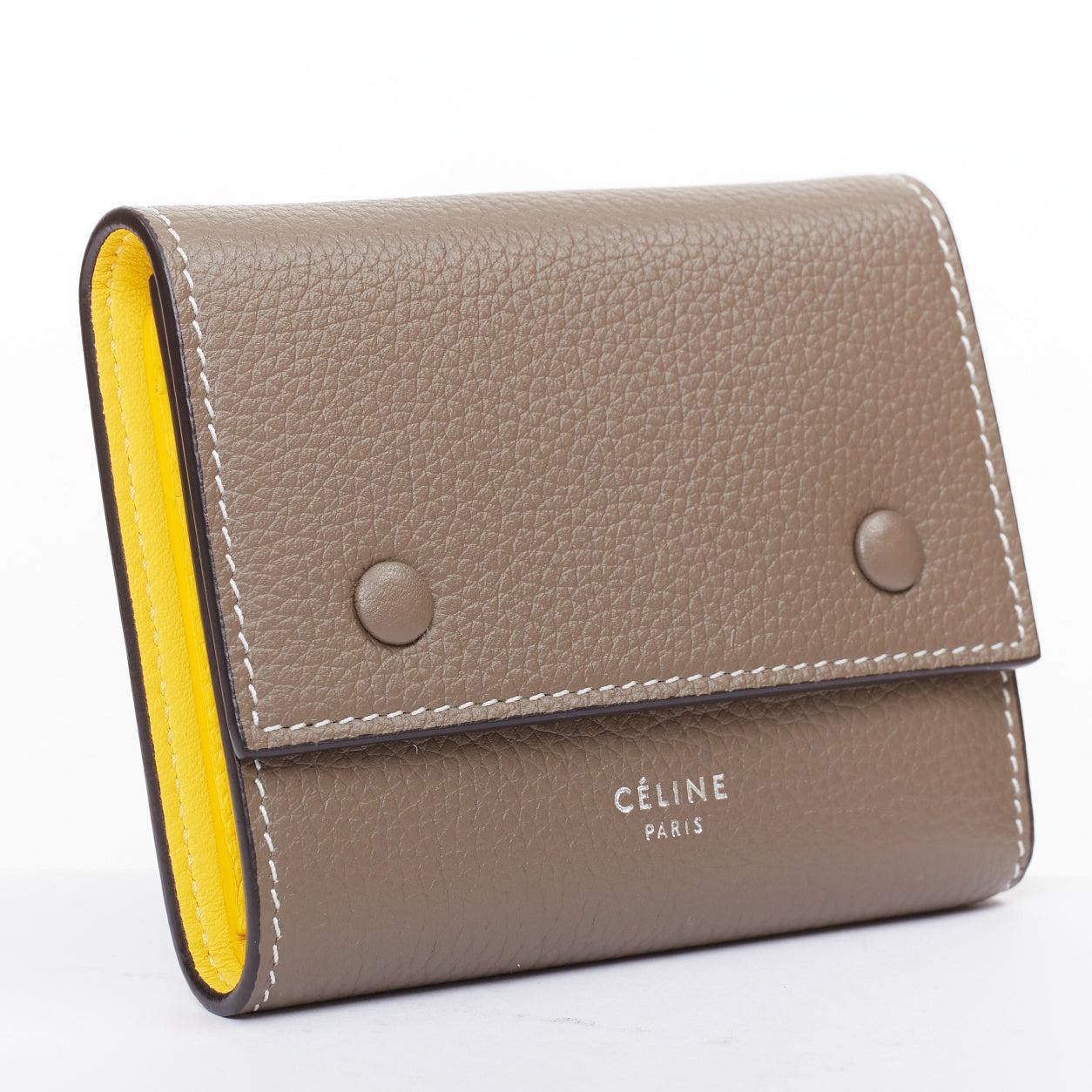 CELINE Trifold Portafoglio compatto Dune in pelle di vitello foderato di giallo, pieghevole
Riferimento: LNKO/A02621
Marchio: Celine
Designer: Phoebe Philo
Model No: Trifold Compact
Materiale: Pelle
Colore: Taupe
Modello: Tinta unita
Chiusura: