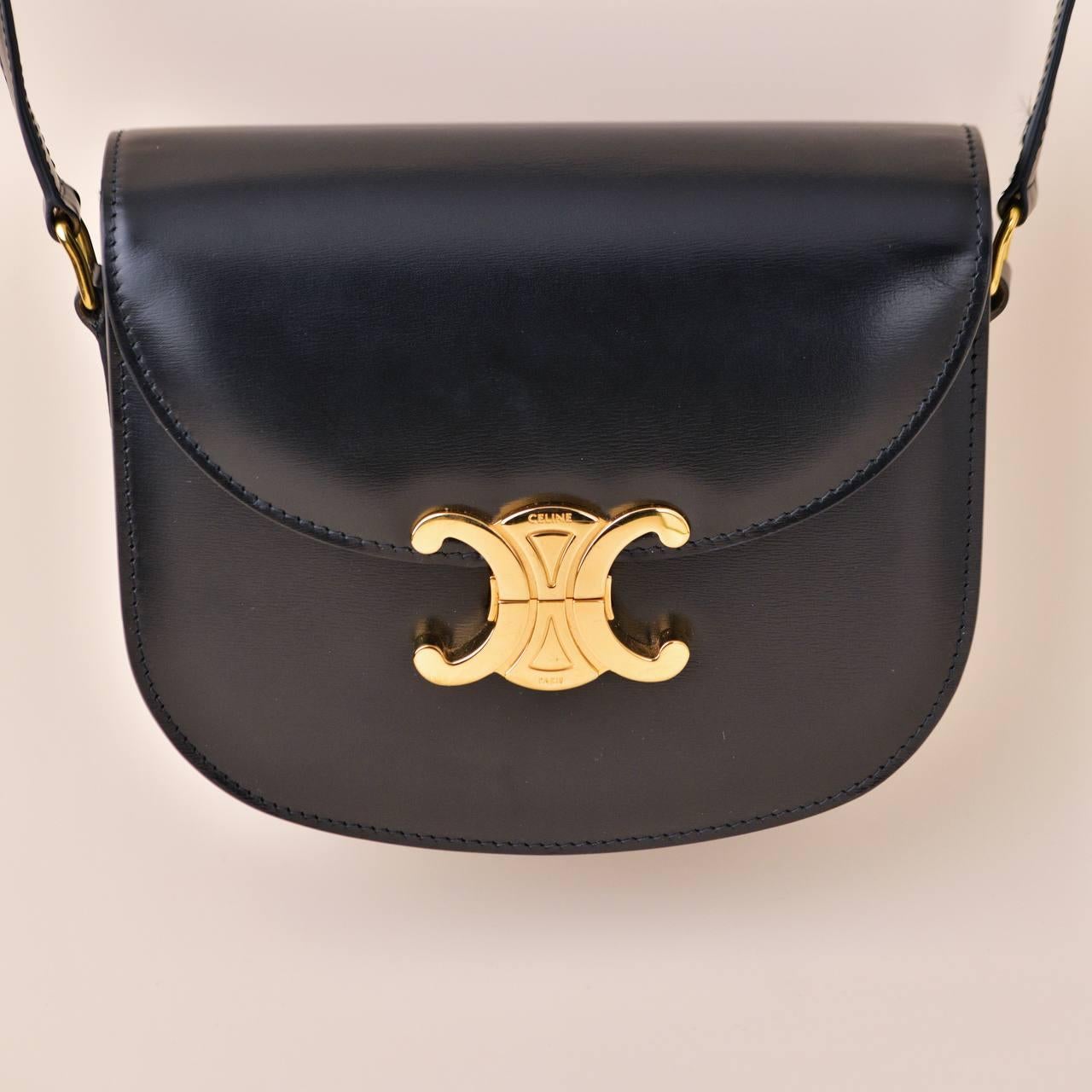 Céline Triomphe Besace Clea Calfskin Black Handbag In Excellent Condition For Sale In Banbury, GB