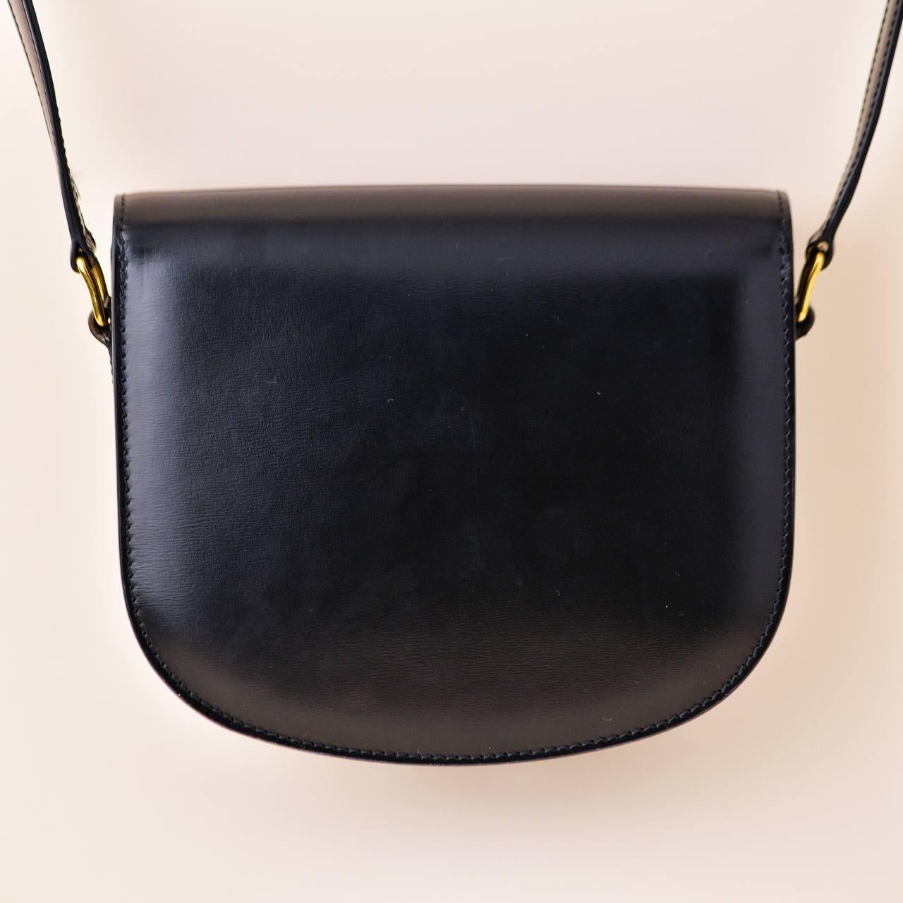 Women's or Men's Céline Triomphe Besace Clea Calfskin Black Handbag For Sale