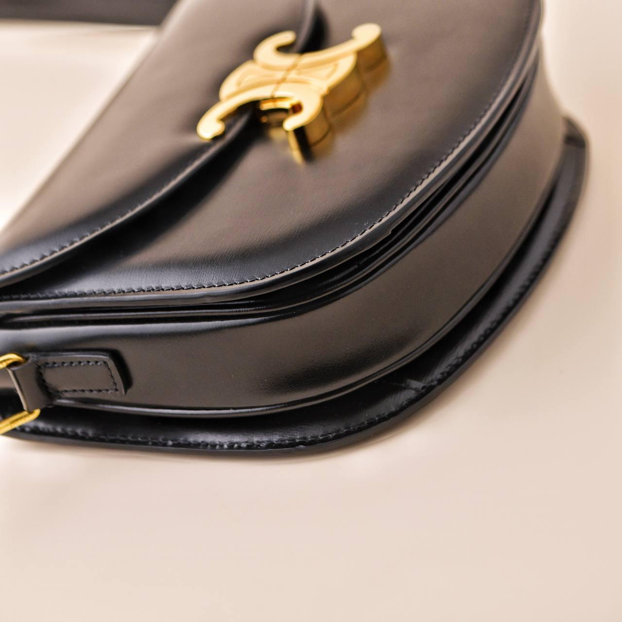 Céline Triomphe Besace Clea Calfskin Black Handbag For Sale 4