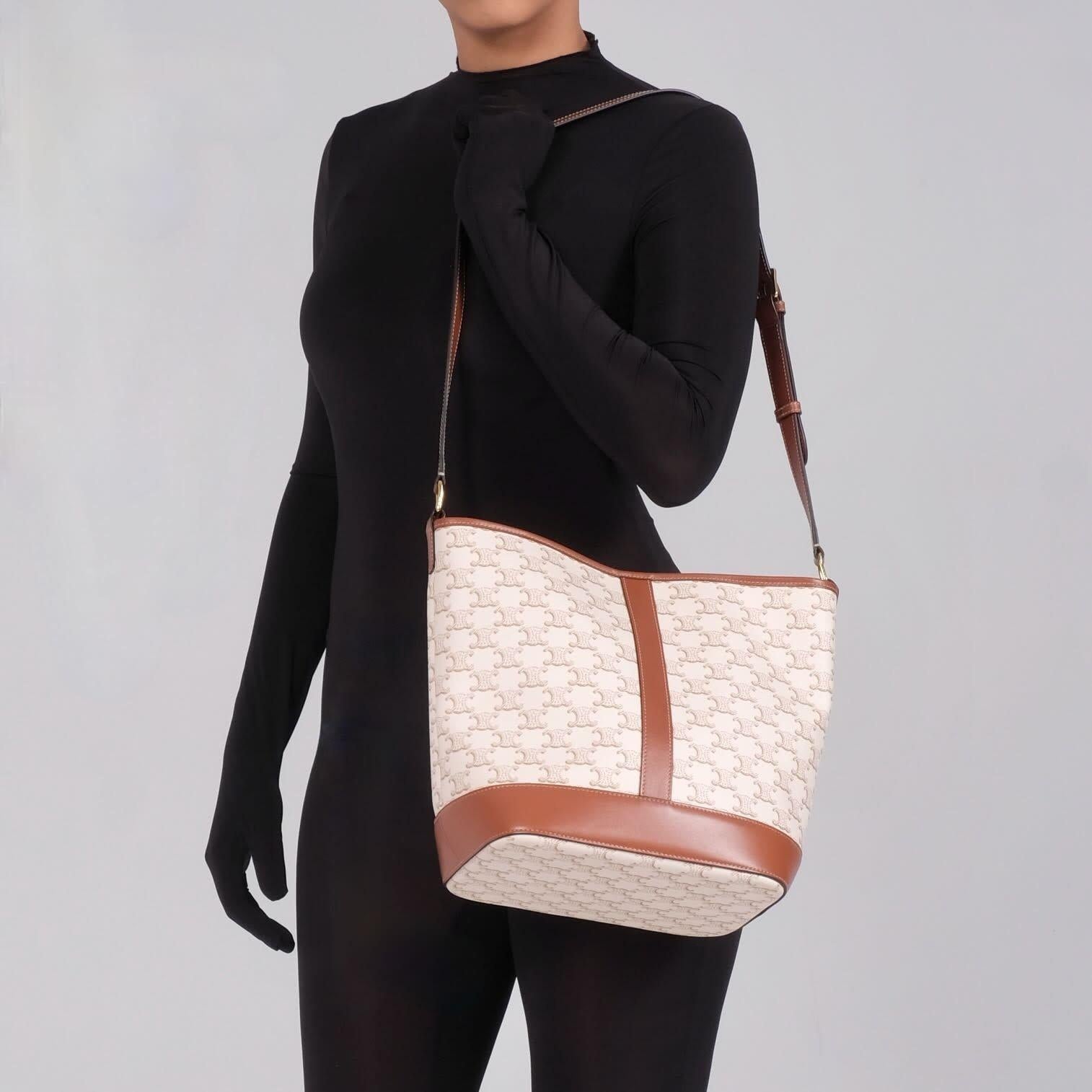 Color: Beige
Material: Coated canvas with leather details
Date code: W CU 3109
Year: 2019
Comes with: dust abg
Condition: Excellent.
Made in Italy

Measurements~
Height 9”
Width 7-9”
Depth 5”
Drop 19”