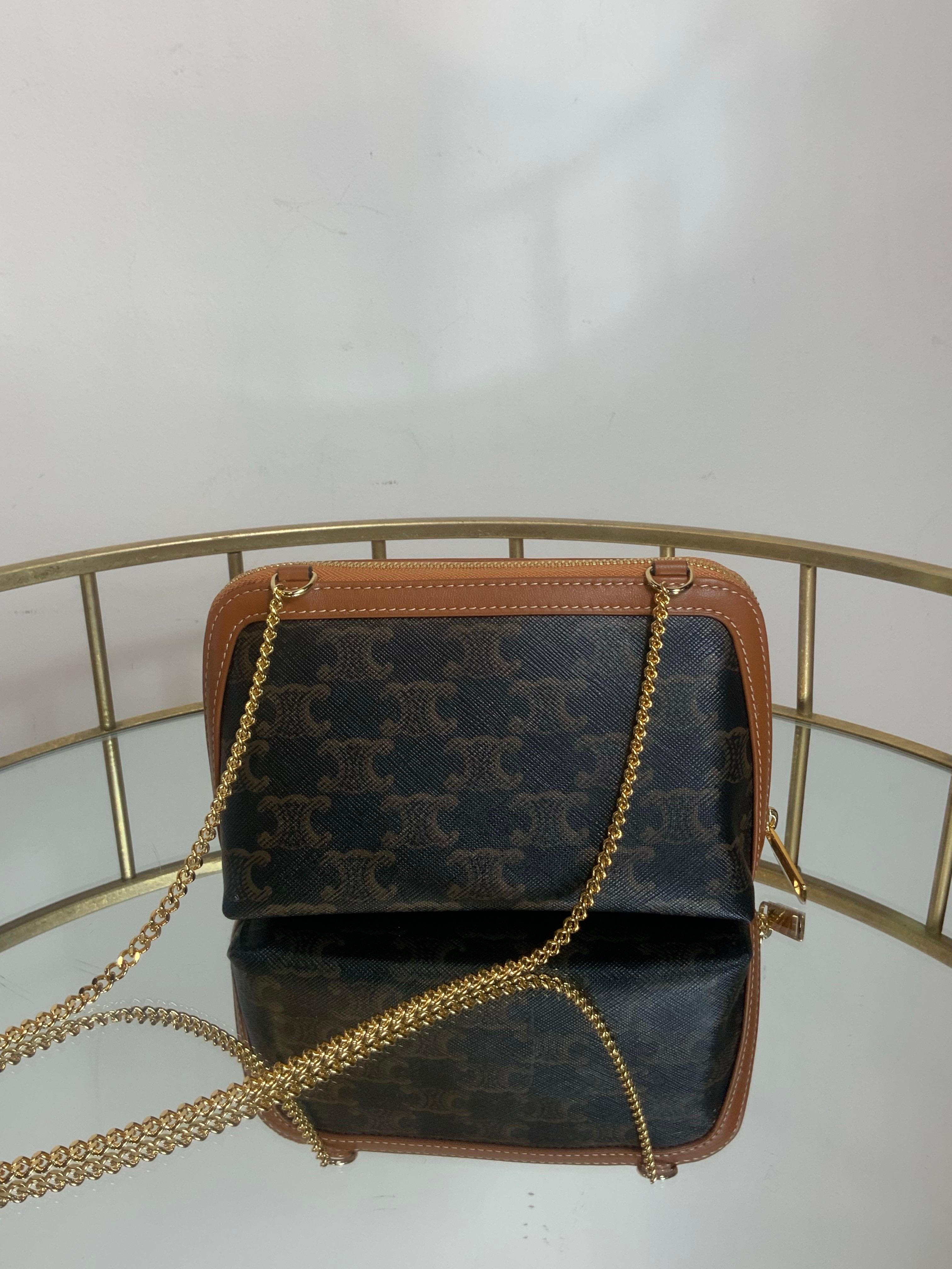 Celine bag.
In CC monogram triomphe canvas, lambskin and gold hardware.
The zip puller still has the original plastic.
Width 16 cm
Height 10 cm
Depth 8 cm
Shoulder strap 57 cm
New, never used.
With original dust bag.