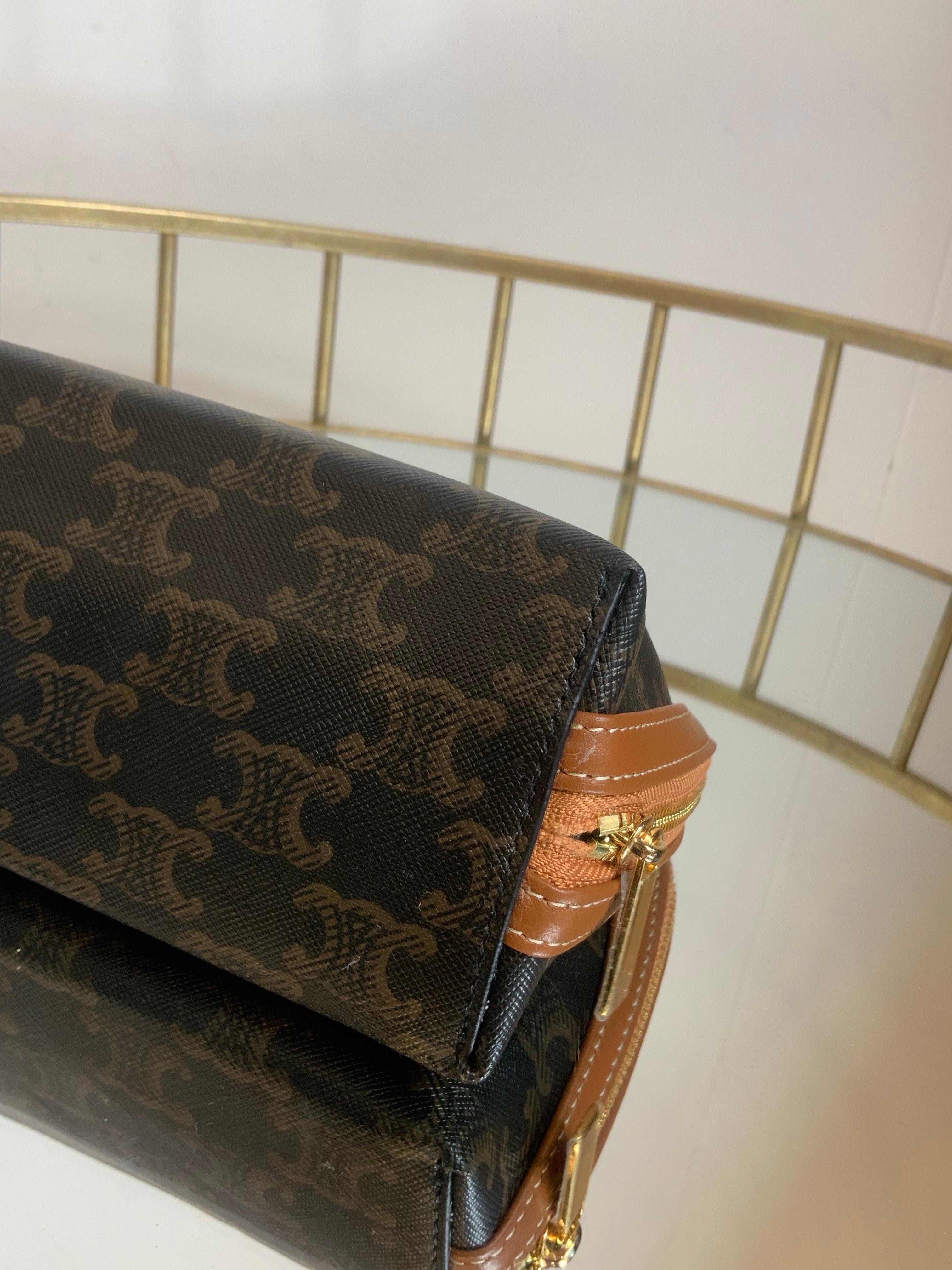Bolso de hombro Celine triomphe de lona, piel de cordero y herrajes dorados en venta 1