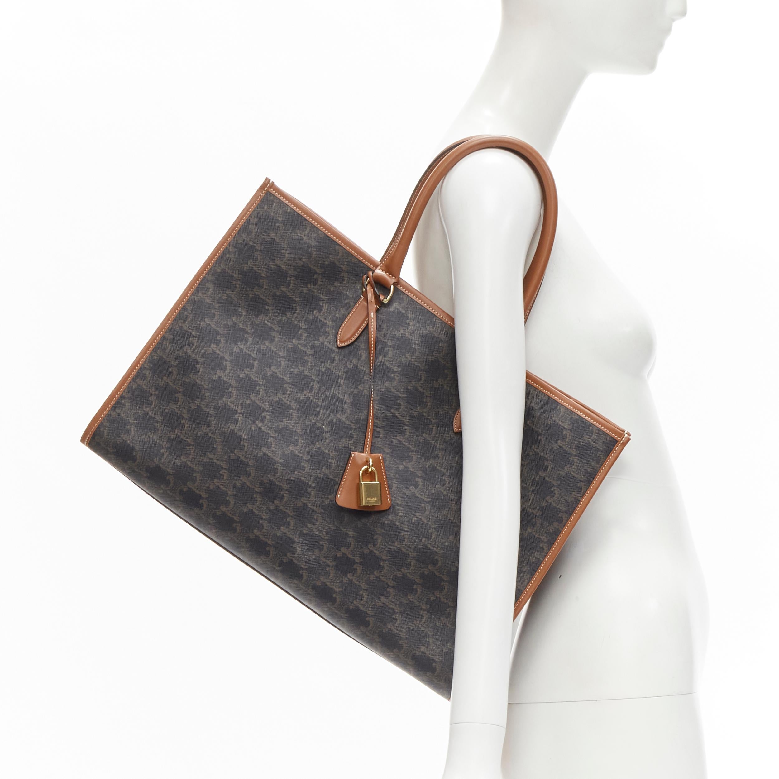 CELINE Triomphe Canvas tan brown calfskin trim Horizontal Cabas tote bag
Brand: Celine
Model: Horizontal Cabas
Extra Detail: Triomphe canvas with tan calfskin leather trimming. Textile lining. Gold-tone hardware. Shoulder and handcaryy. nSa button