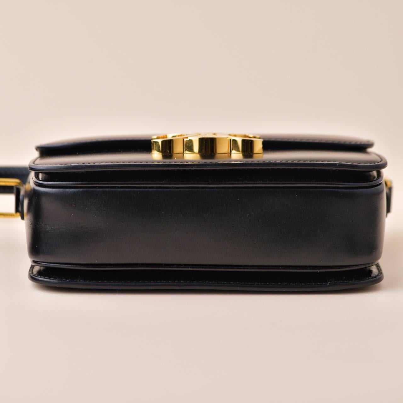 Céline Triomphe Classique Black Calfskin Handbag For Sale 4