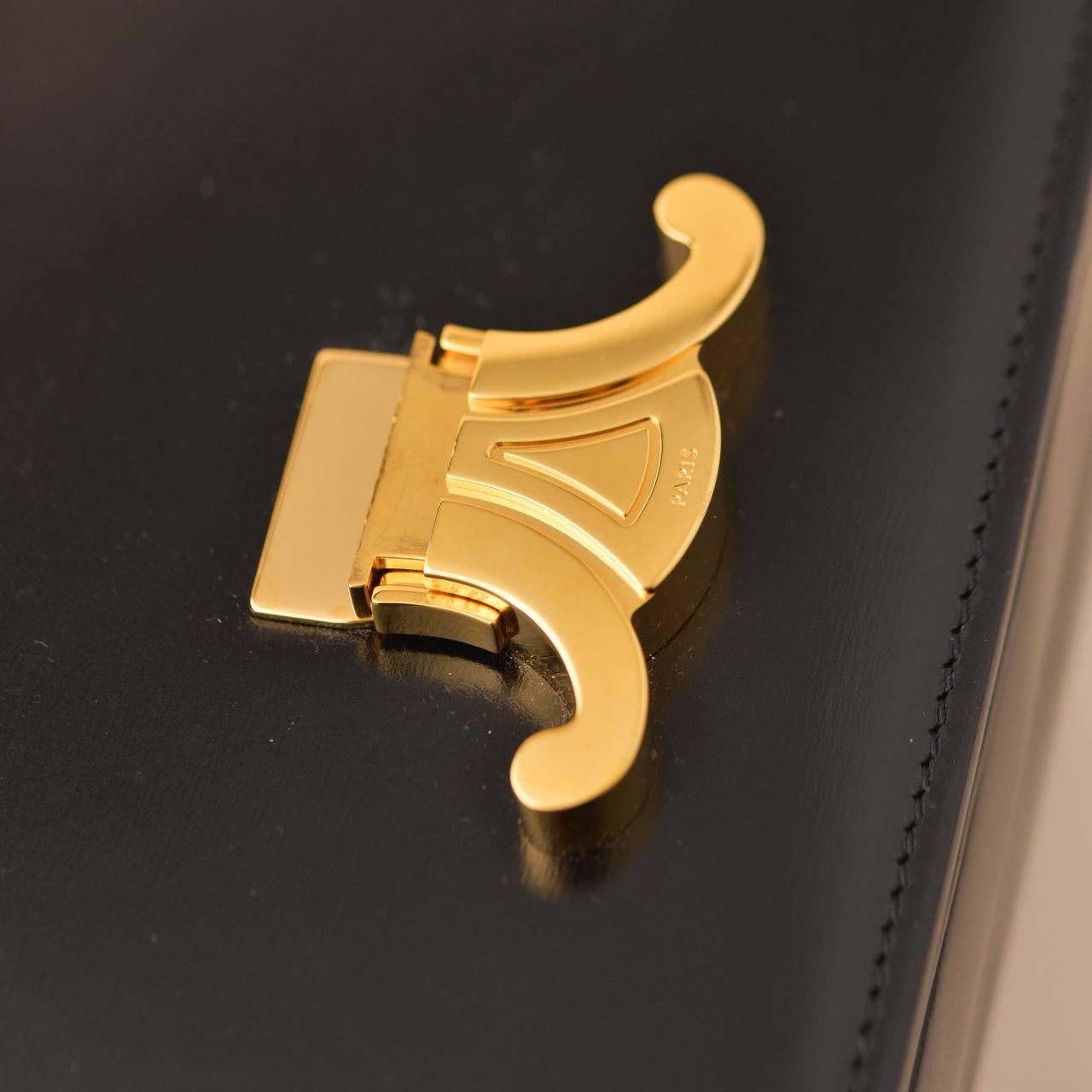 Céline Triomphe Classique Black Calfskin Handbag For Sale 5