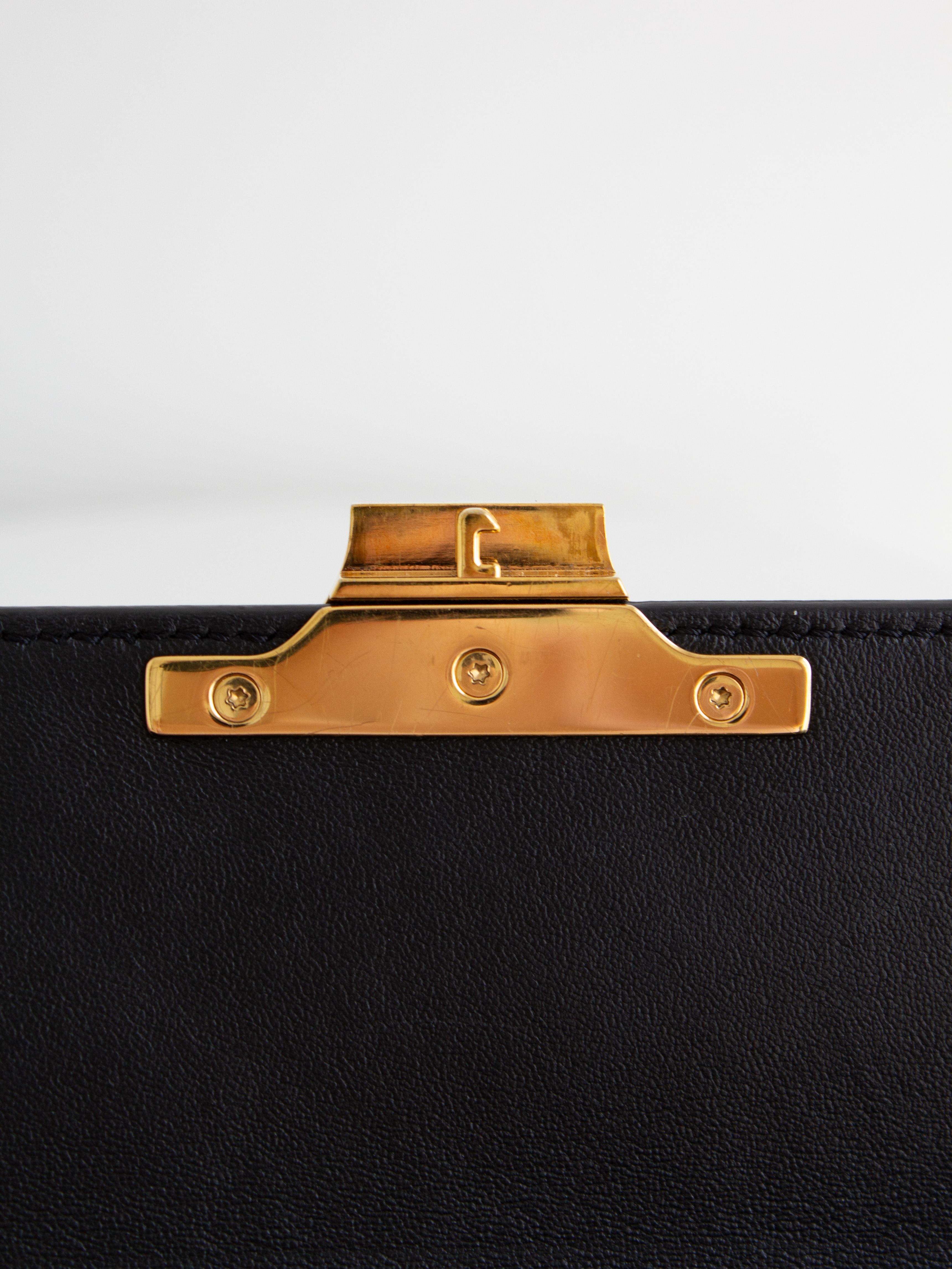 Sac à bandoulière en cuir de veau brillant Celine Triomphe Claude Noir Or en vente 10