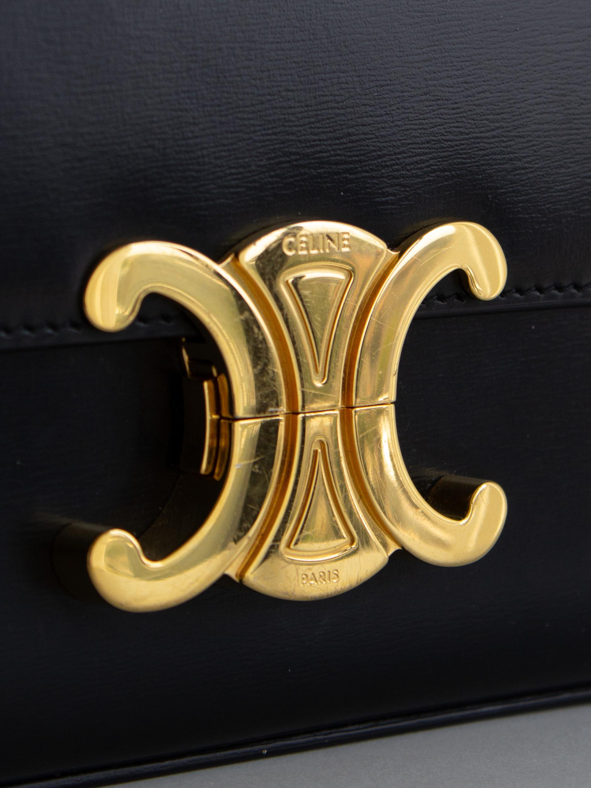 Sac à bandoulière en cuir de veau brillant Celine Triomphe Claude Noir Or en vente 11