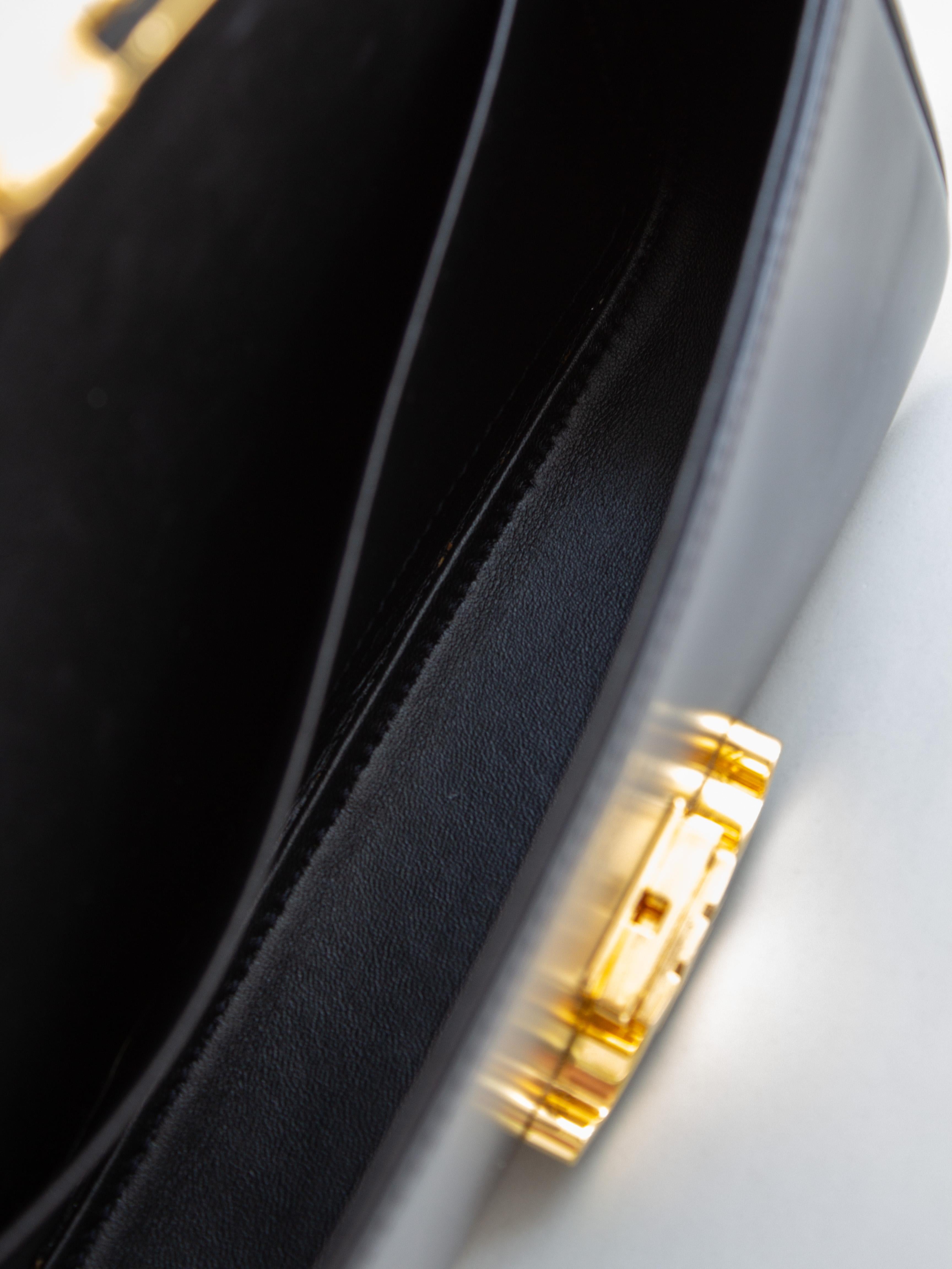 Sac à bandoulière en cuir de veau brillant Celine Triomphe Claude Noir Or en vente 13