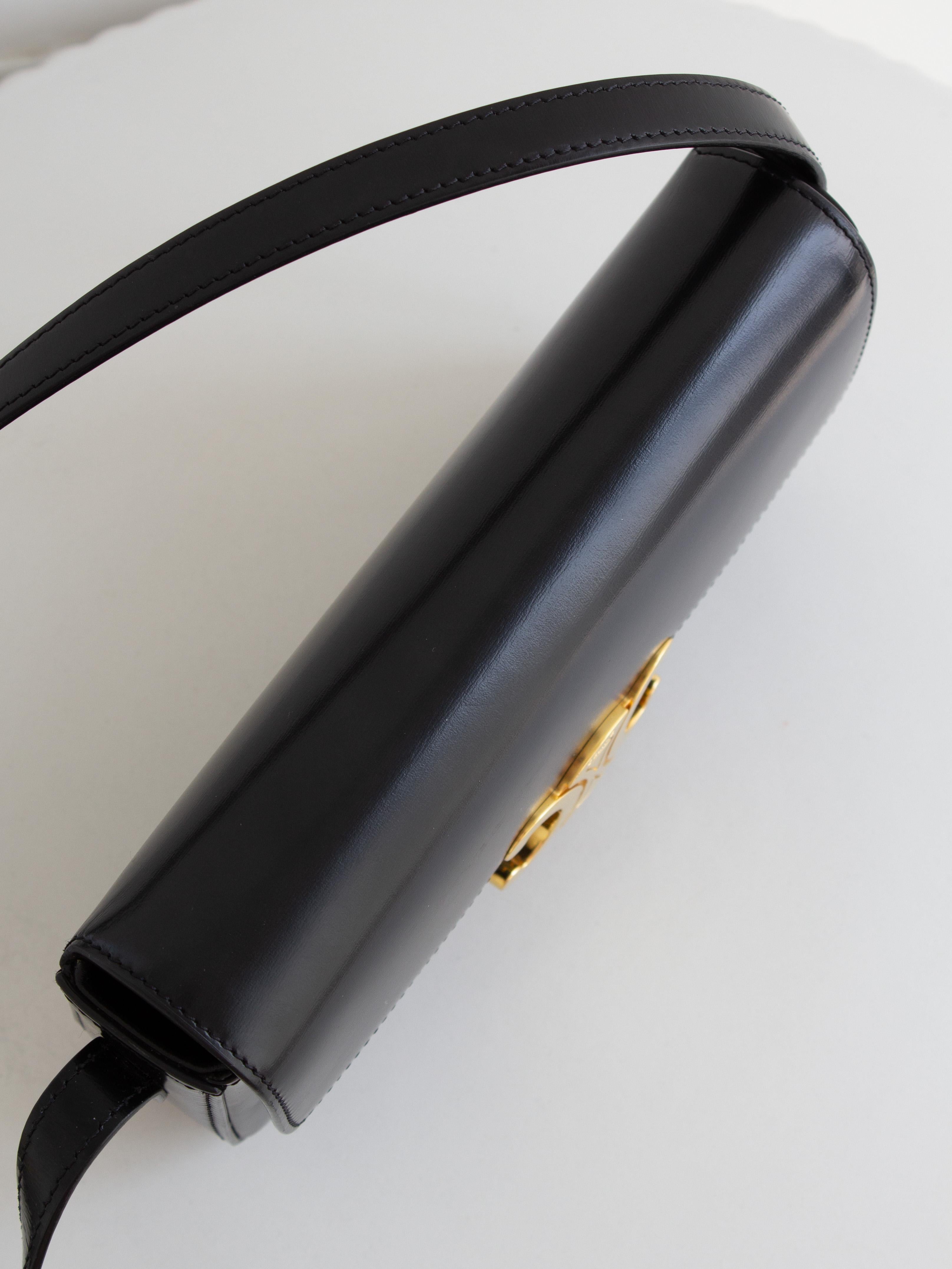 Sac à bandoulière en cuir de veau brillant Celine Triomphe Claude Noir Or Bon état - En vente à Jersey City, NJ