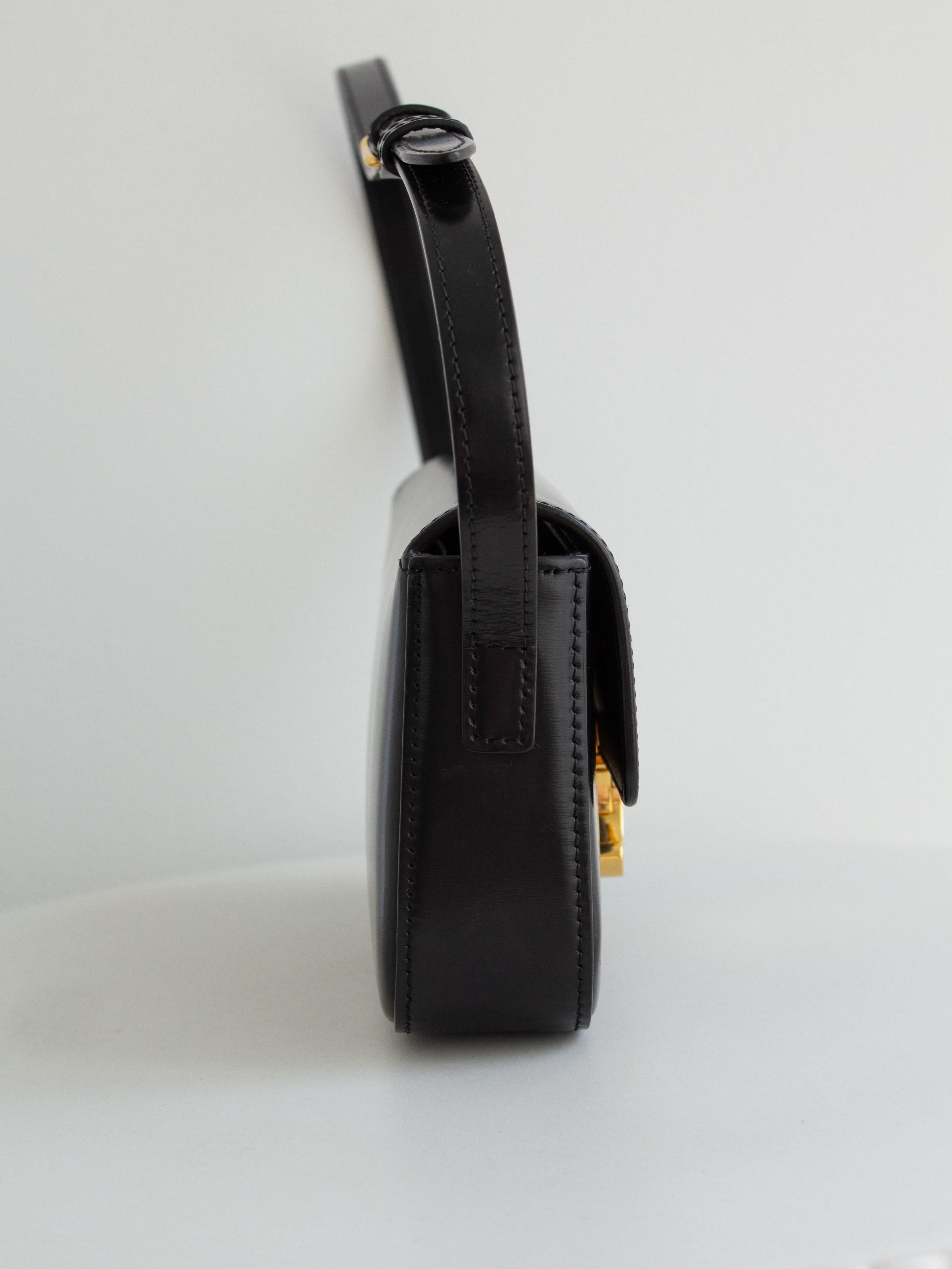 Sac à bandoulière en cuir de veau brillant Celine Triomphe Claude Noir Or en vente 1