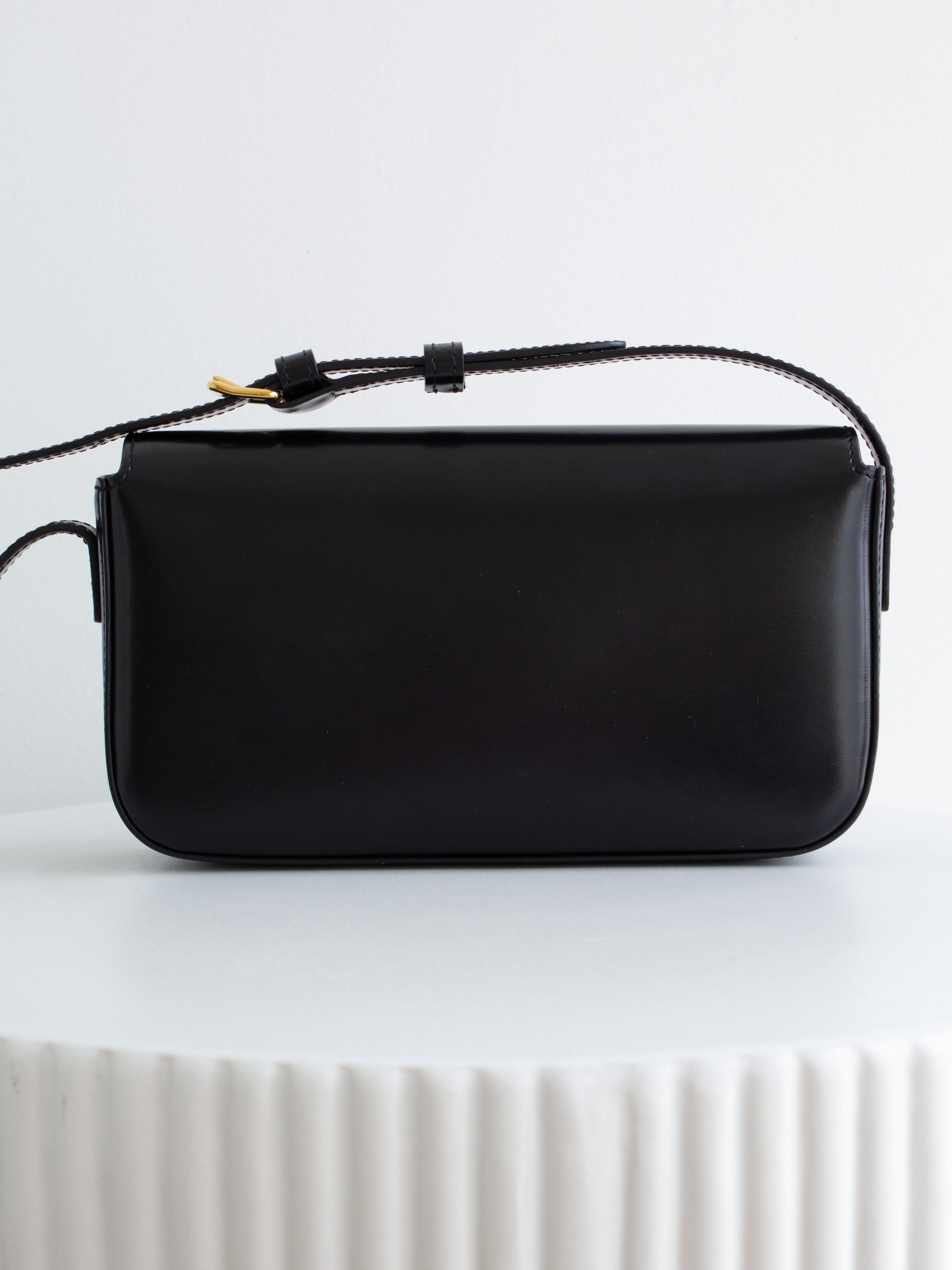 Sac à bandoulière en cuir de veau brillant Celine Triomphe Claude Noir Or en vente 2