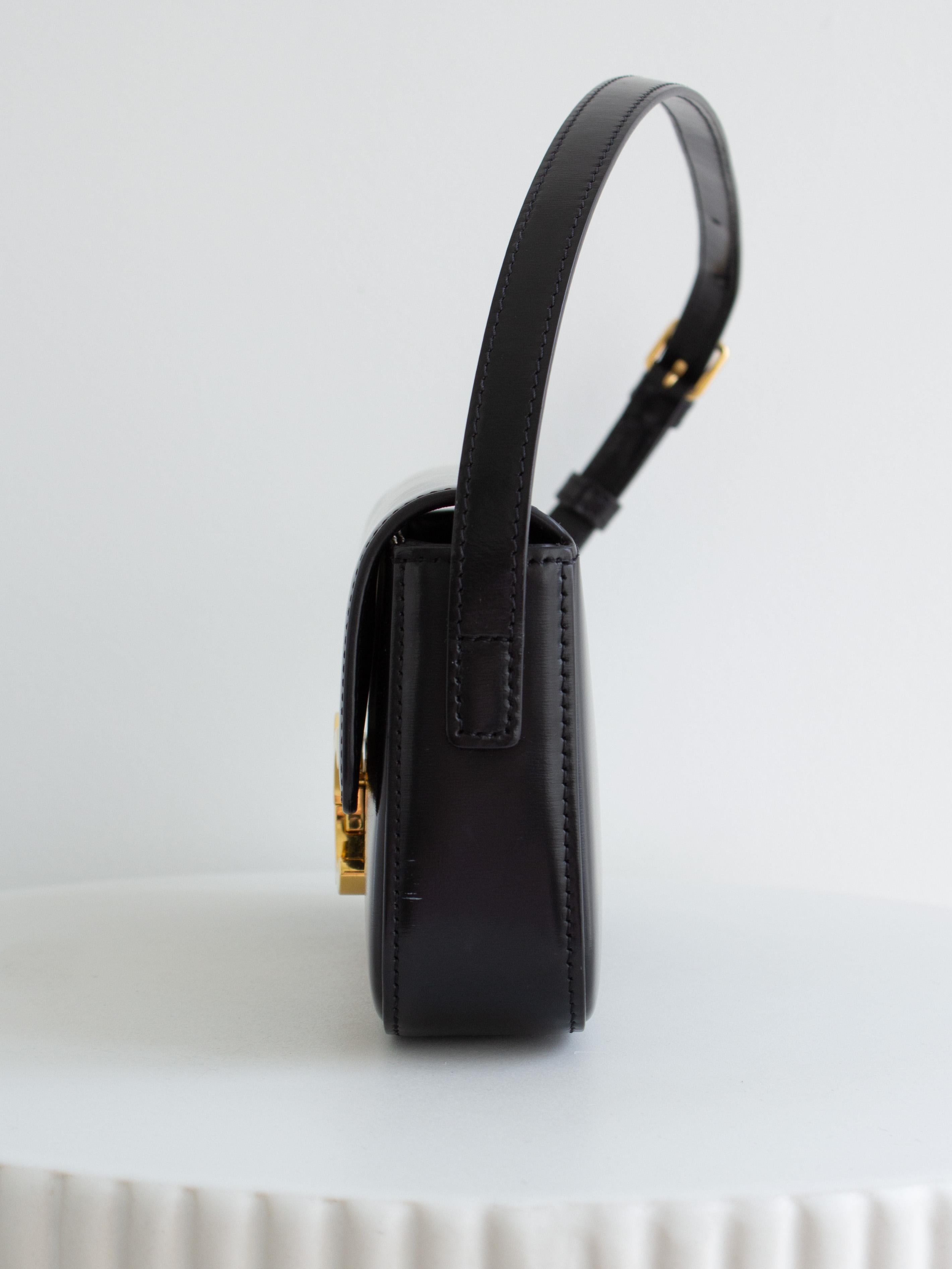 Sac à bandoulière en cuir de veau brillant Celine Triomphe Claude Noir Or en vente 3