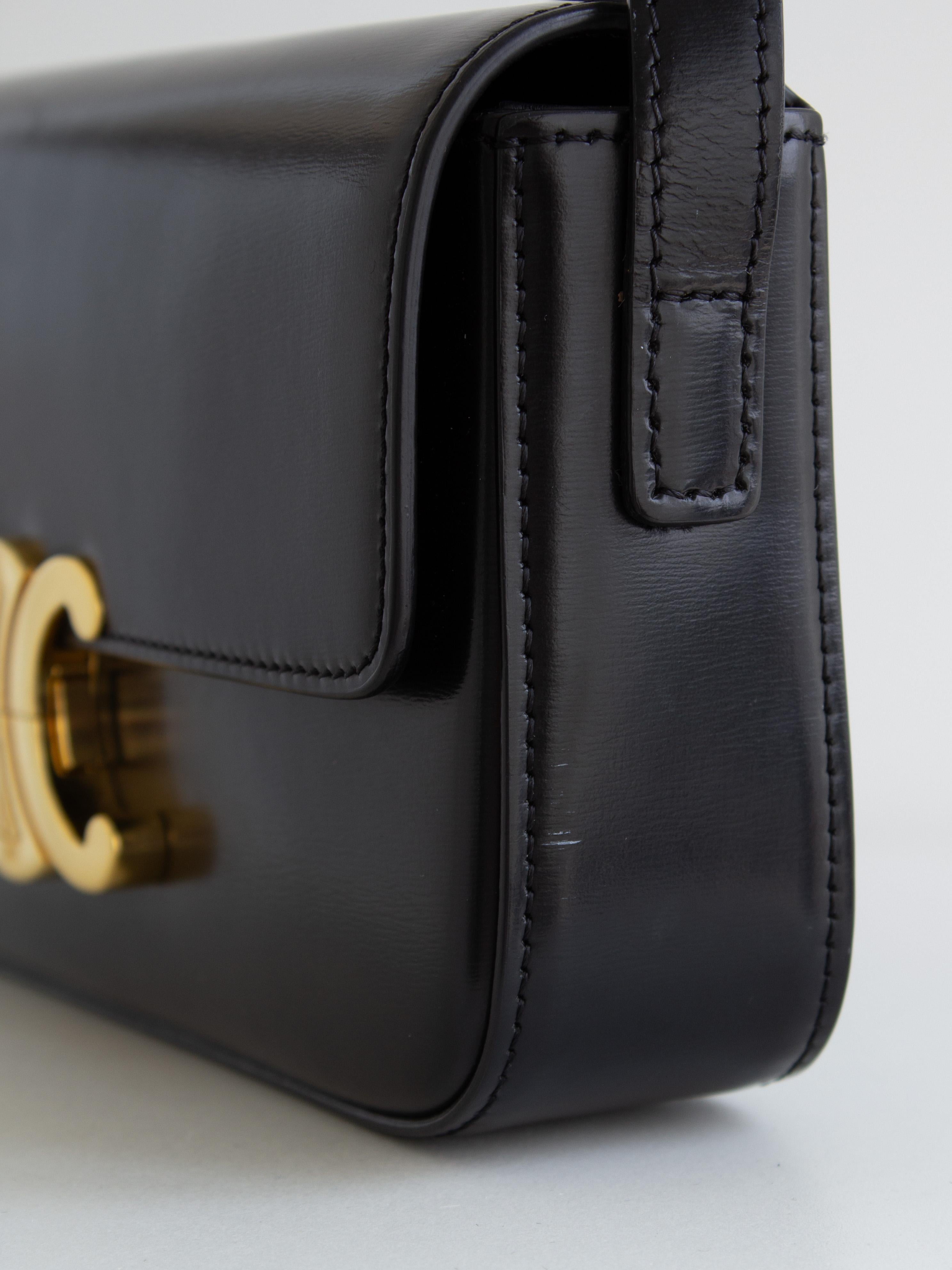 Sac à bandoulière en cuir de veau brillant Celine Triomphe Claude Noir Or en vente 4