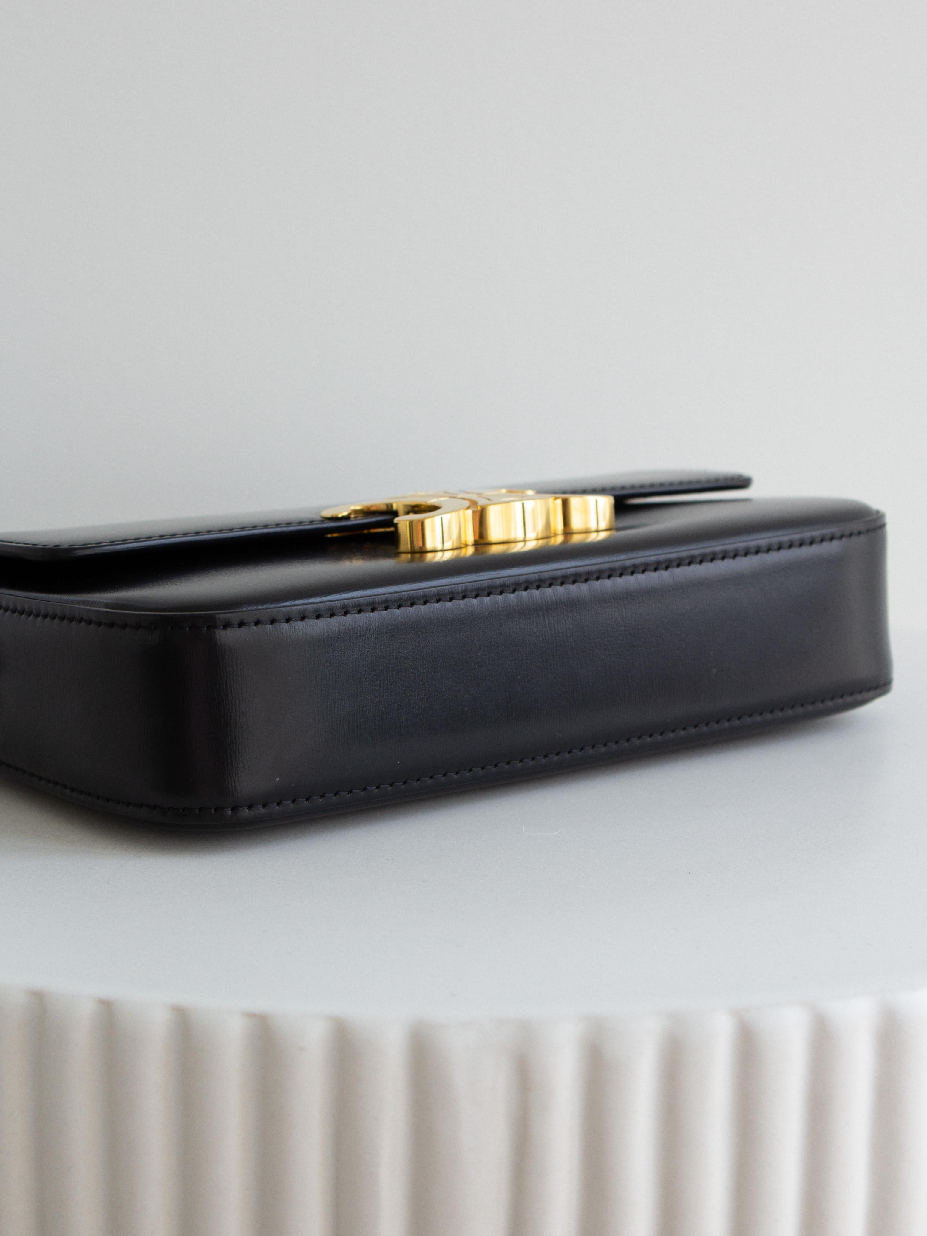 Sac à bandoulière en cuir de veau brillant Celine Triomphe Claude Noir Or en vente 5