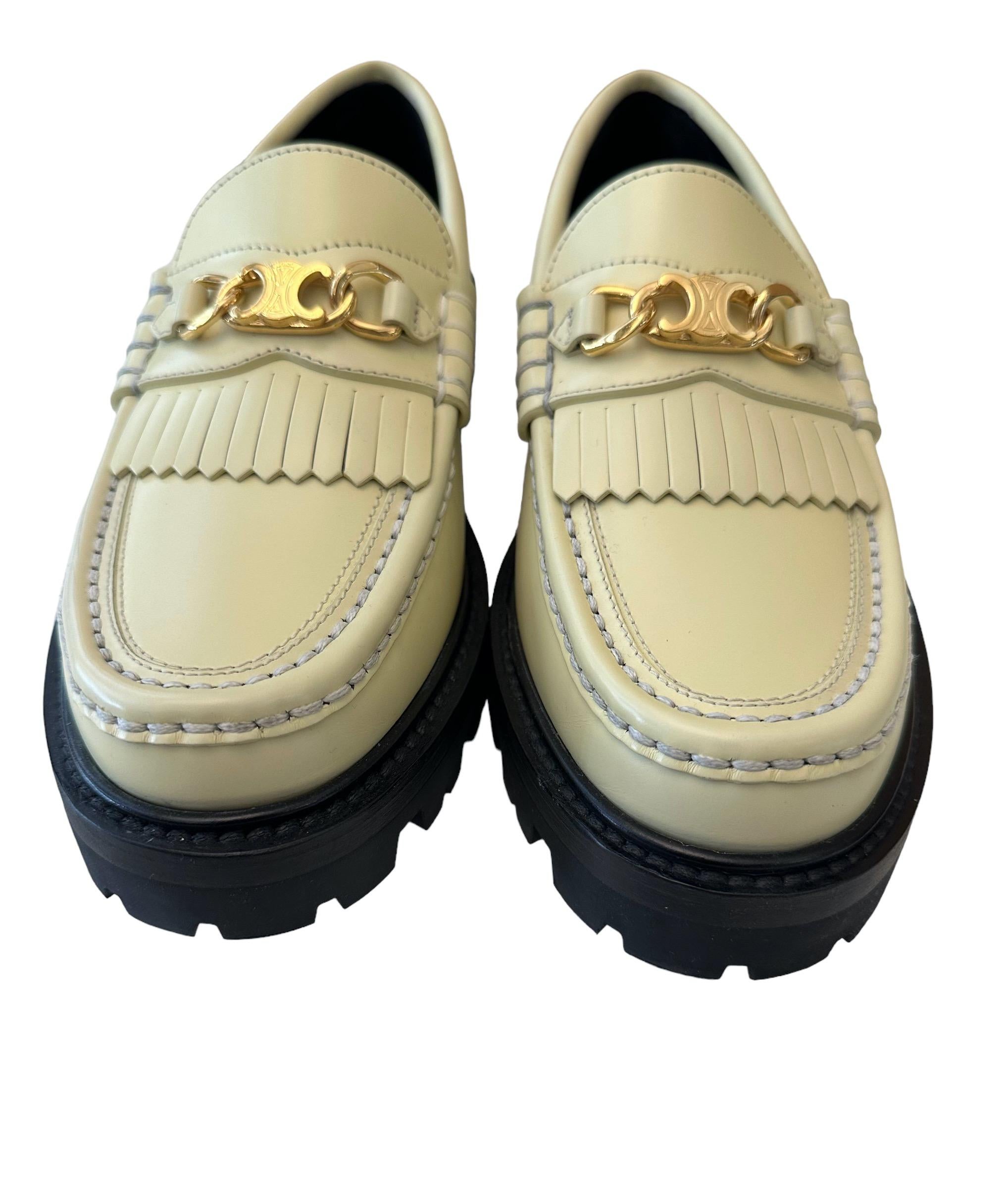 Crafted in a beautiful shinny leather these pre-owned Margaret Loafers are in perfect condition.
They feature a round toe shape and a chunky Triomphe gold chain on the hand-stiched apron.
The outsole is made of black rubber and shows a debossed