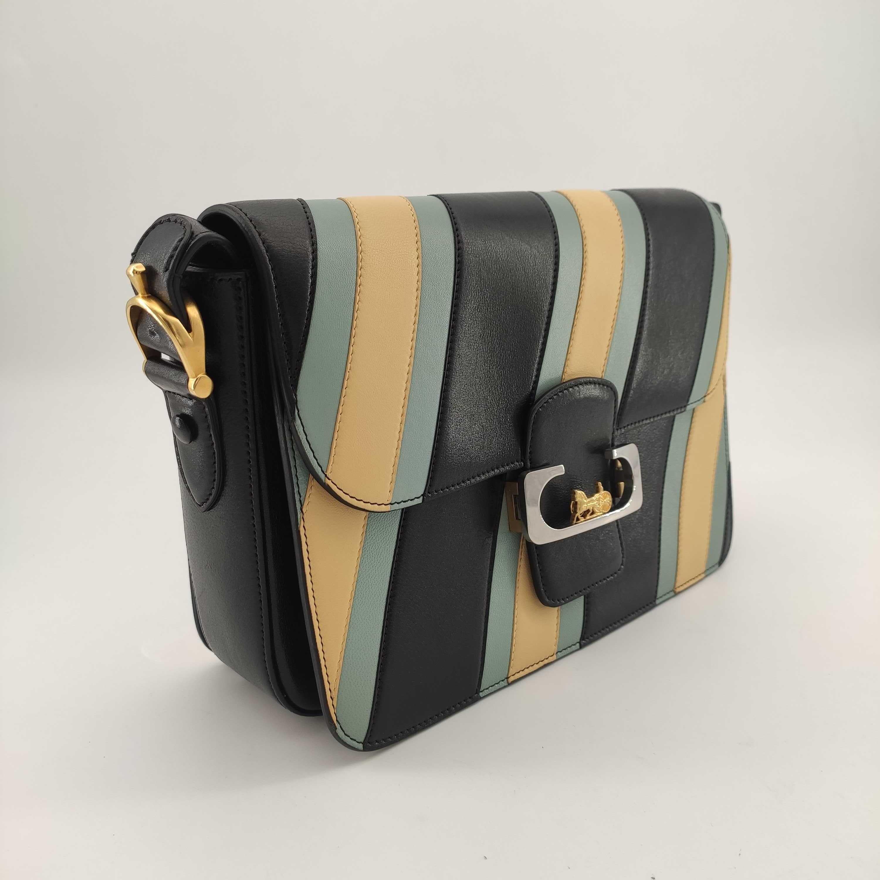 - Designer: CÉLINE
- Model: Triomphe
- Condition: Very good condition. Sign of wear on Leather
- Accessories: None
- Measurements: Width: 26cm, Height: 18cm, Depth: 7cm, Strap: 88cm
- Exterior Material: Leather
- Exterior Color: Multicolour
-