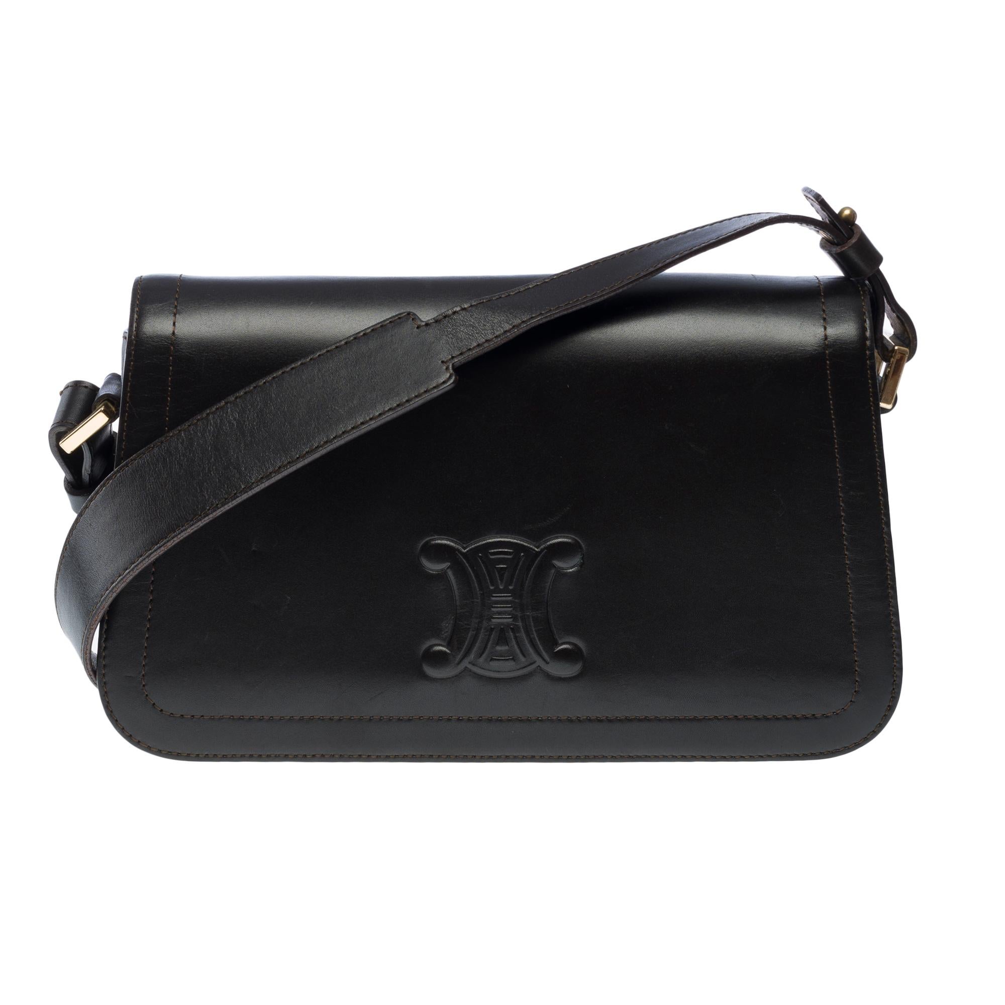 Gorgeous​ ​Celine​ ​Triomphe​ ​​shoulder​ ​flap​ ​bag​ ​in​ ​black​ ​leather,​ ​gold​ ​metal​ ​hardware,​ ​a​ ​black​ ​leather​ ​strap​ ​for​ ​a​ ​hand​ ​or​ ​shoulder​ ​carry

A​ ​flap​ ​closure​ ​by​ ​magnetic​ ​button​ ​in​ ​gold​