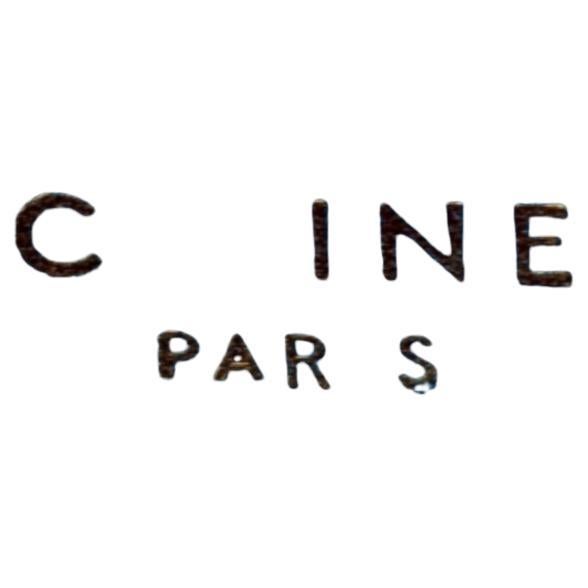 Tout le monde aime les articles à la mode qui ont une touche d'originalité. La maison Celine présente ce magnifique sac à bandoulière Classic Box qui s'harmonisera parfaitement avec toutes vos tenues. Il a été luxueusement confectionné en cuir et
