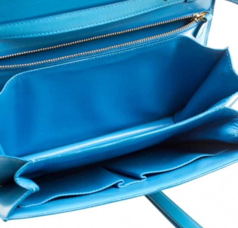 Sac à bandoulière Classic Box moyen en cuir turquoise de Celine État moyen - En vente à Dubai, Al Qouz 2