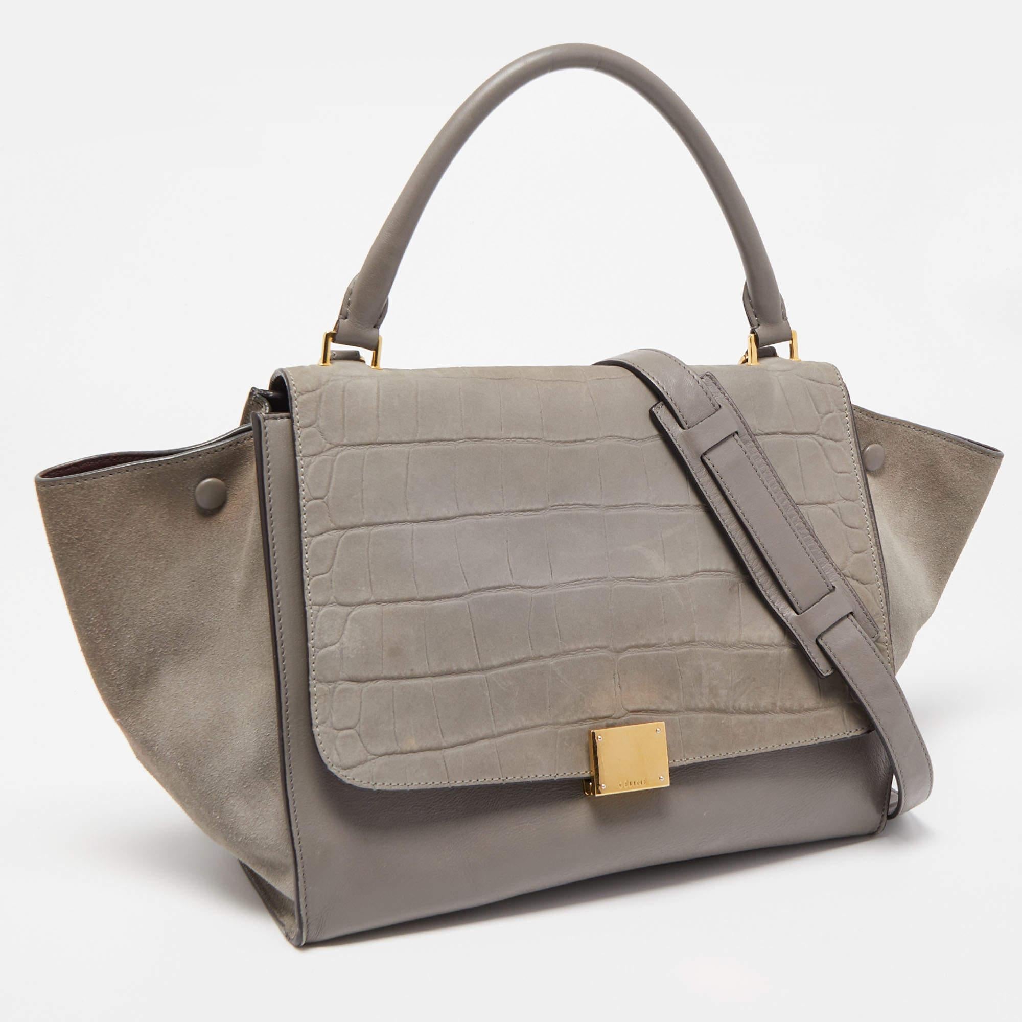 The simple silhouette and the use of durable materials for the exterior bring out the appeal of this Celine bag for women. It features a comfortable handle and a well-lined interior.

