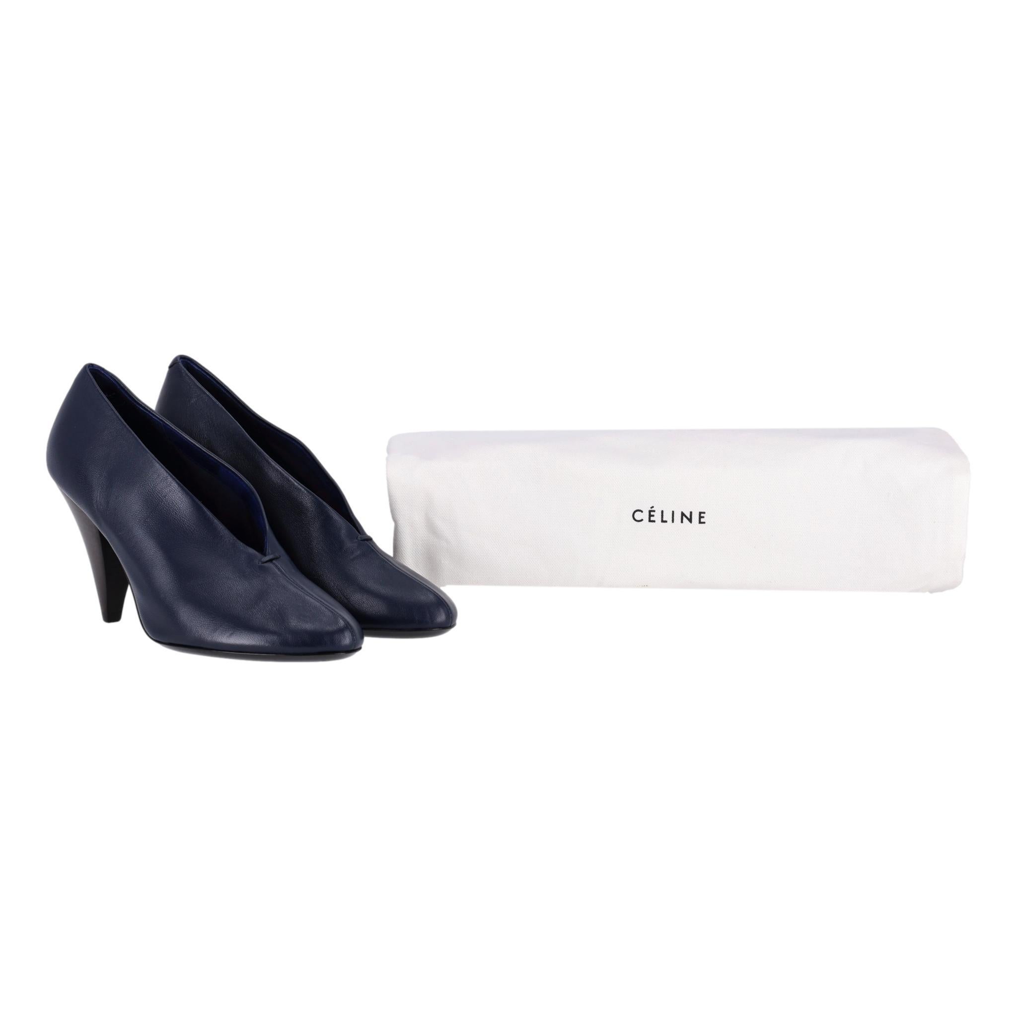 Celine 'V-Neck' Leather Booties

Smooth navy lambskin leather heeled boots with 'V-Neck' to the vamp.

Featuring almond toe and cone heel, leather lining and insoles.

Size – 37

Condition – Good/Very Good (Small scratch to the heel)

Composition –