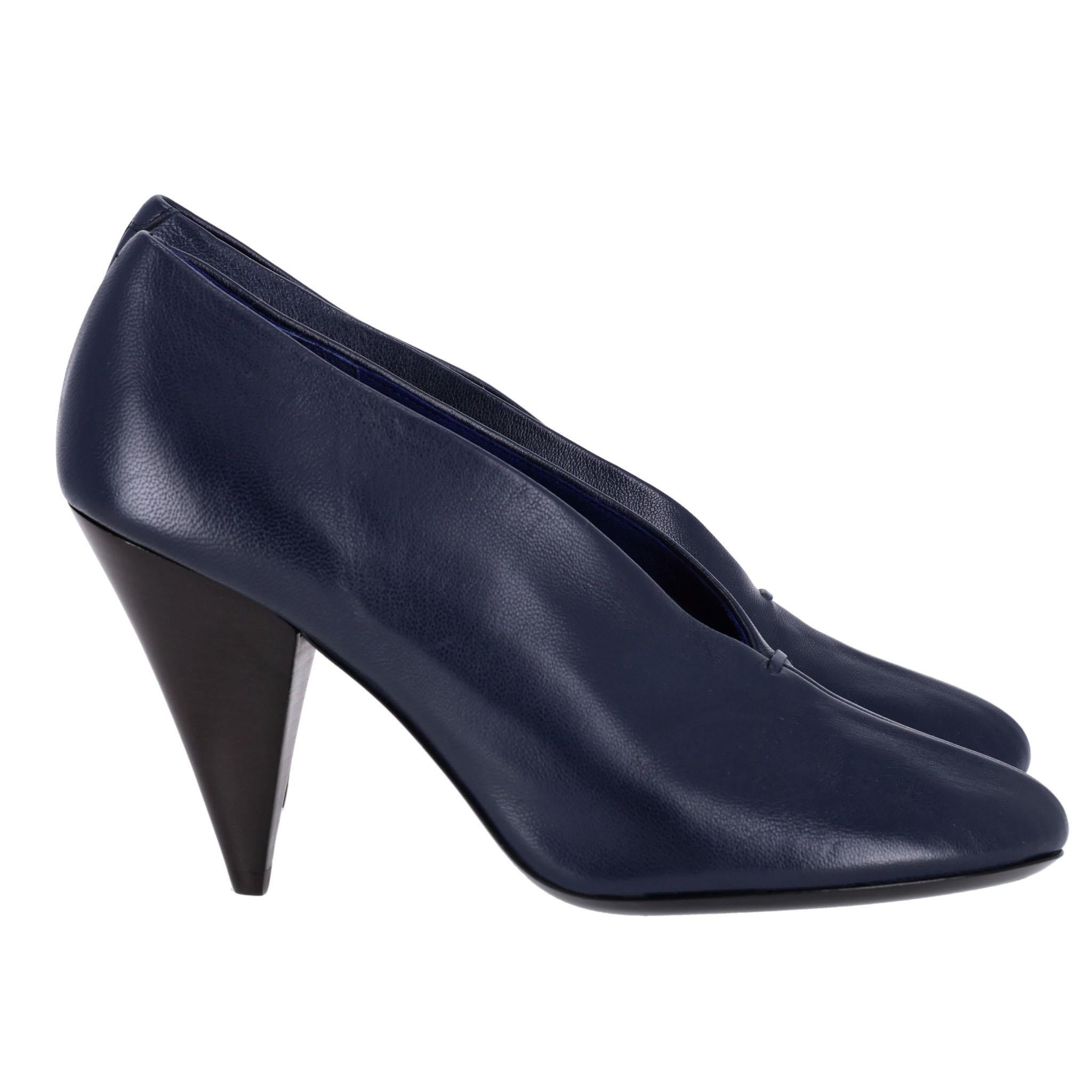 Celine 'V-Neck' Leather Booties In Good Condition In London, GB
