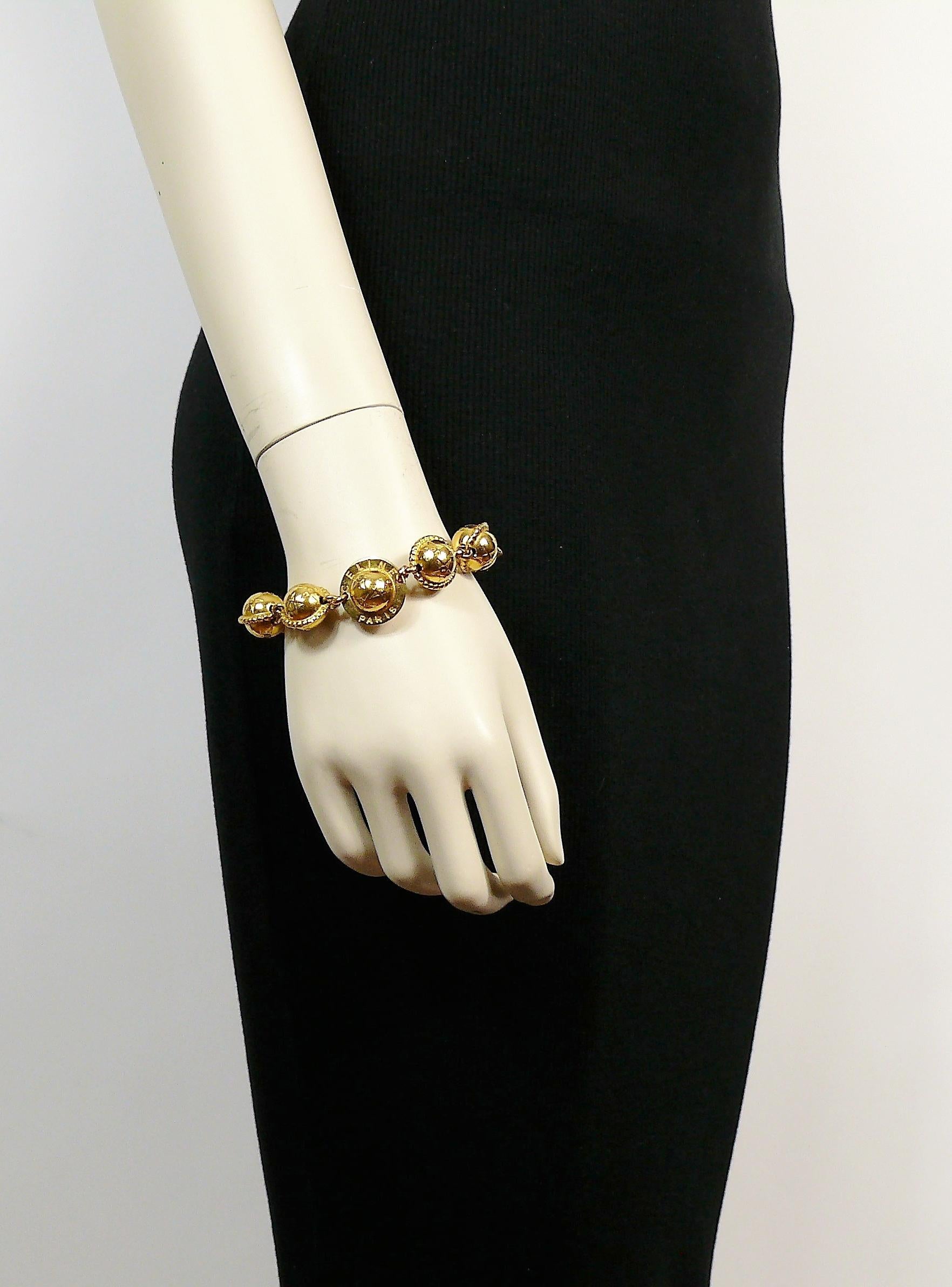 CELINE vintage 1991 iconic gold toned bracelet featuring planisphere links.

Hook clasp closure

Embossed CELINE PARIS.
Made in Italy 91.

Indicative measurements : length approx. 21.5 cm (8.46 inches).

Comes with original dust bag (used