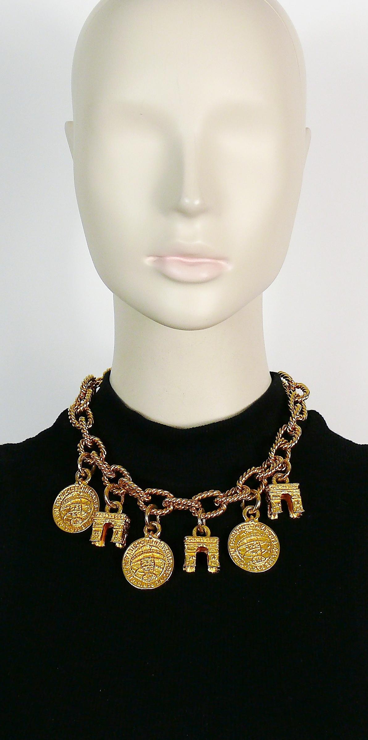 Collana a catena CELINE vintage 1991 con maglie grosse e 6 ciondoli (monete del planisfero, Arco di Trionfo).

Chiusura con barra a T e alamari.

CELINE PARIS in rilievo.
Made in Italy 91.

Misure indicative: lunghezza indossabile circa 45 cm (17,72