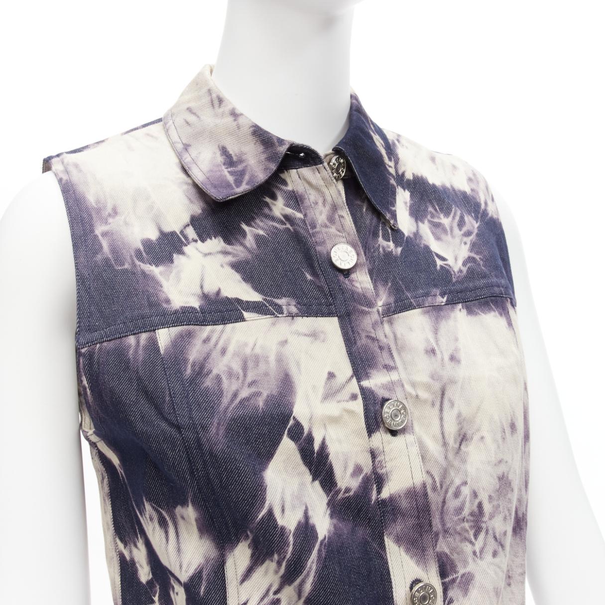 CELINE Vintage 2000 indigo blue cream print cotton silk denim vest jacket FR40 L
Reference: JYLM/A00038
Brand: Celine
Designer: Michael Kors
Collection: Spring 2000
Material: Denim, Silk
Color: Blue, Cream
Pattern: Tie Dye
Closure: Button
Extra