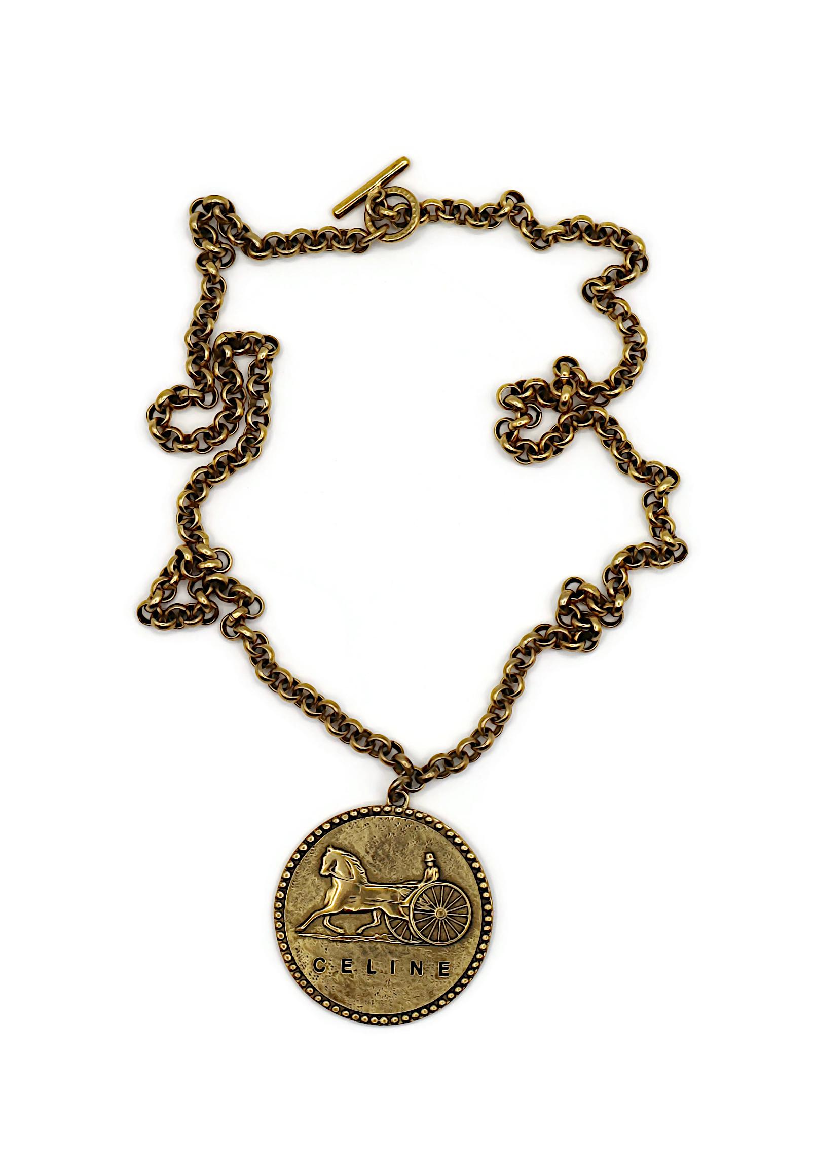 CELINE Collar Colgante Carruaje Vintage Tono Oro Antiguo en Bueno estado para la venta en Nice, FR