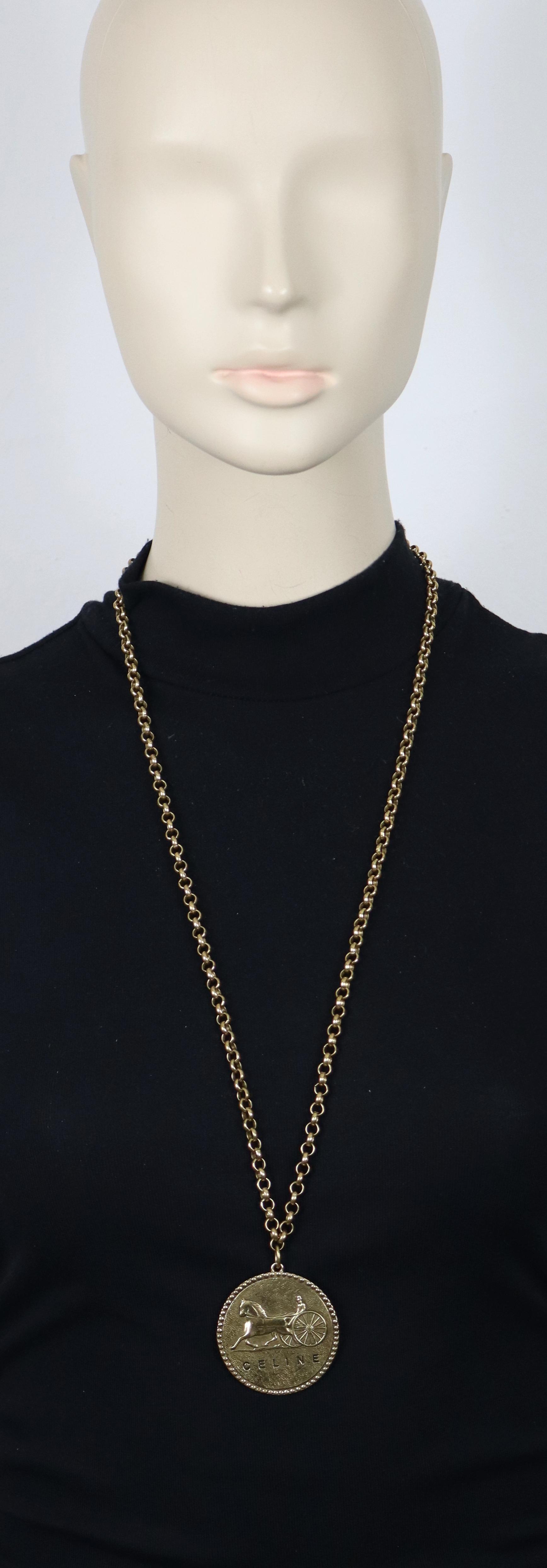 Collar vintage CELINE de cadena en tono dorado envejecido con un colgante medallón con un carruaje y CELINE en relieve.

Cierre basculante.

CELINE en relieve.

Medidas orientativas: longitud de la cadena aprox. 76 cm / diámetro del colgante aprox.