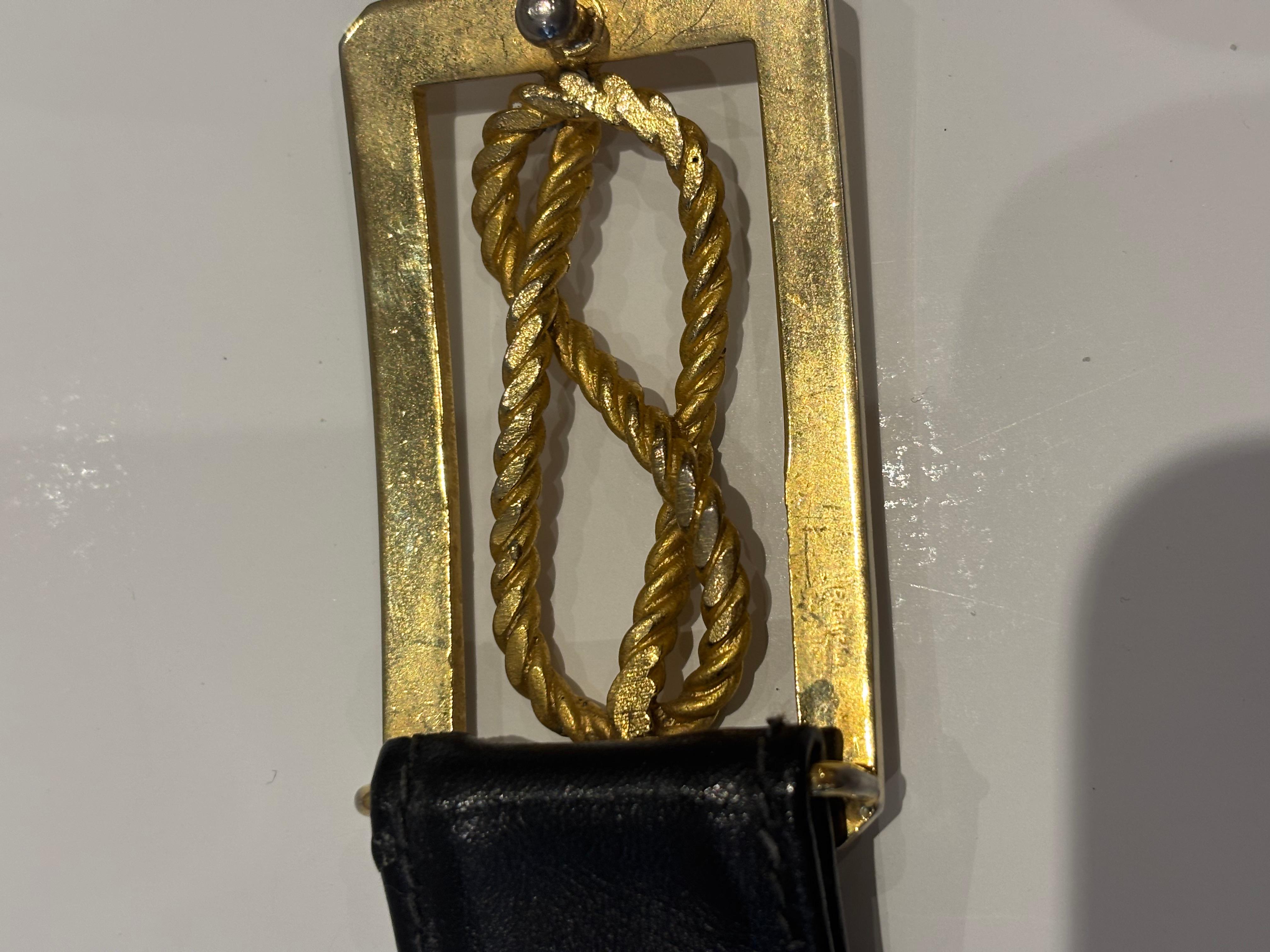I have not seen another belt like this! The leather is in good condition for its age, which is estimated at 70s/80s. The buckle in gold tone has wear to it.
The size marked 85cm  and the length of the leather is 28