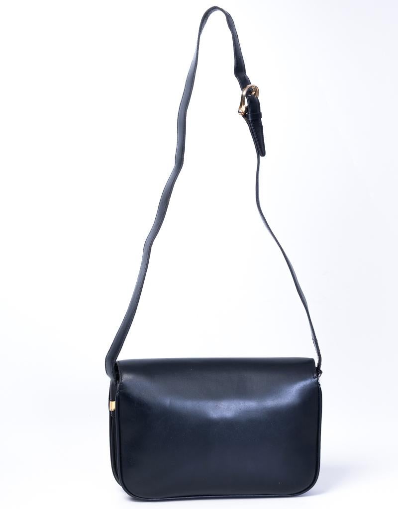 This vintage Celine crossbody bag is made of black leather and features vintage Celine closure, golden hardware, a front flap a partitioned leather interior with patch pockets.

COLOR: Black
MATERIAL: Leather
MEASURES: H 6” x L 9.5” x D 3”
DROP: