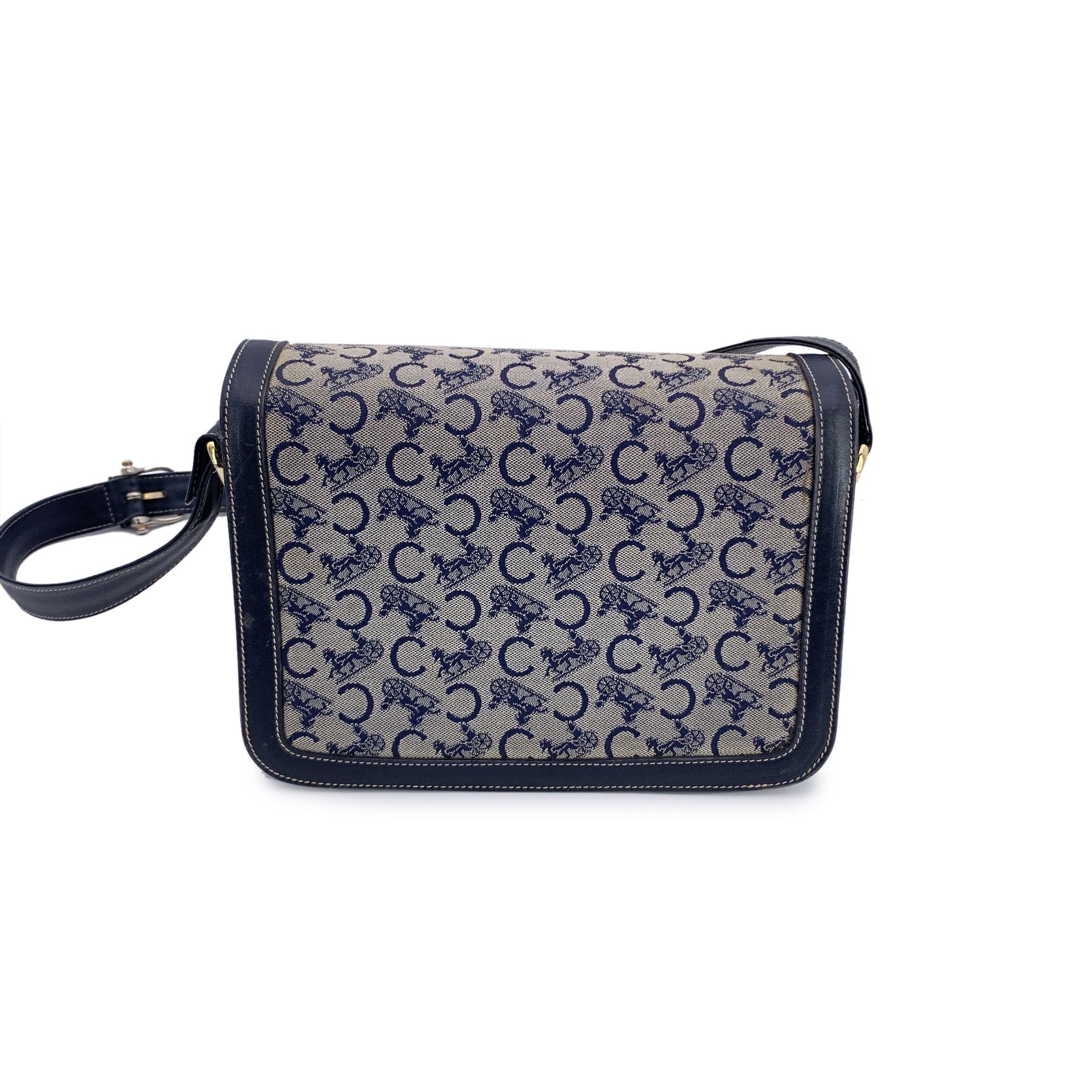 Bolso bandolera con solapa de lona Celine Vintage Azul Gris C Carruaje en Bueno estado para la venta en Rome, Rome