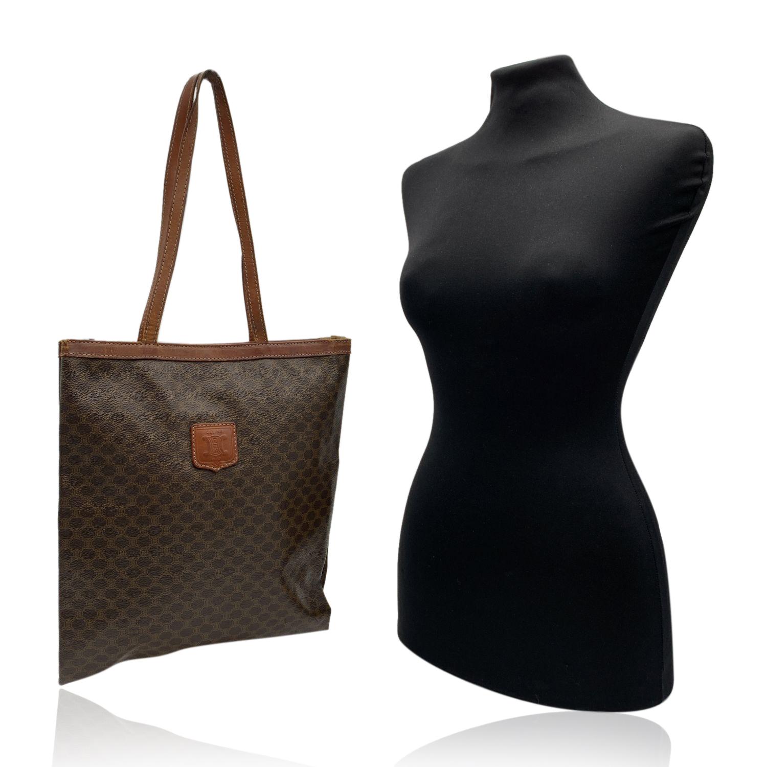Sac fourre-tout en toile 'Macadam' de Celine avec poignées et garnitures en cuir véritable. Logo Celine sur le devant. Fermeture par un seul bouton sur le dessus. Doublure beige. Intérieur gravé 'Celine Paris' et 'Made in Italy'.


Détails

MATERIAL