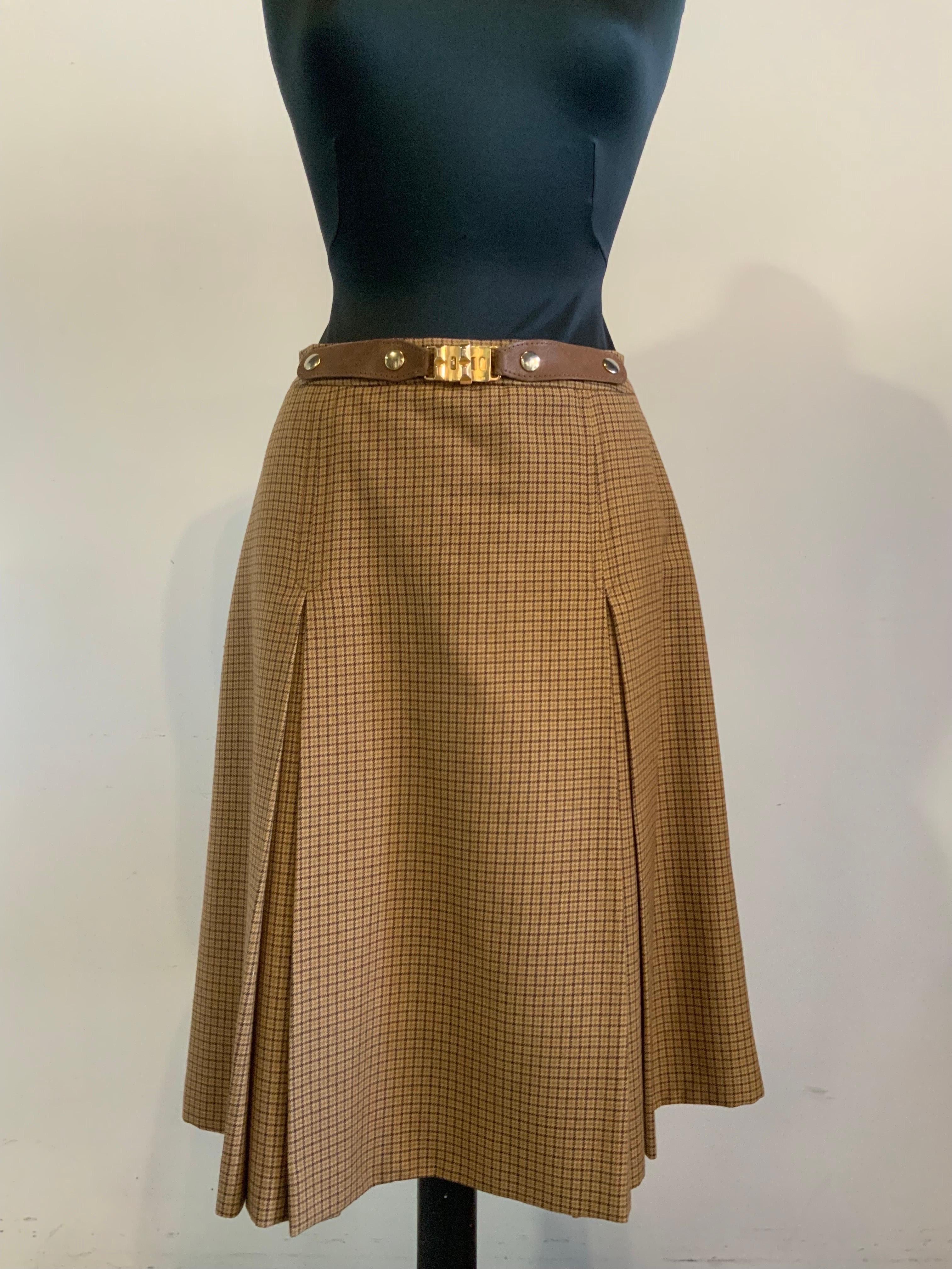 CELINE CHECKED SKIRT
Composition and size label missing.
We think it's wool with leather details. Lined interior.
The buttons and belt closure are slightly oxidized.
He wears an Italian 46/48.
Waist 43 cm
Length 62 cm
Good general condition, shows