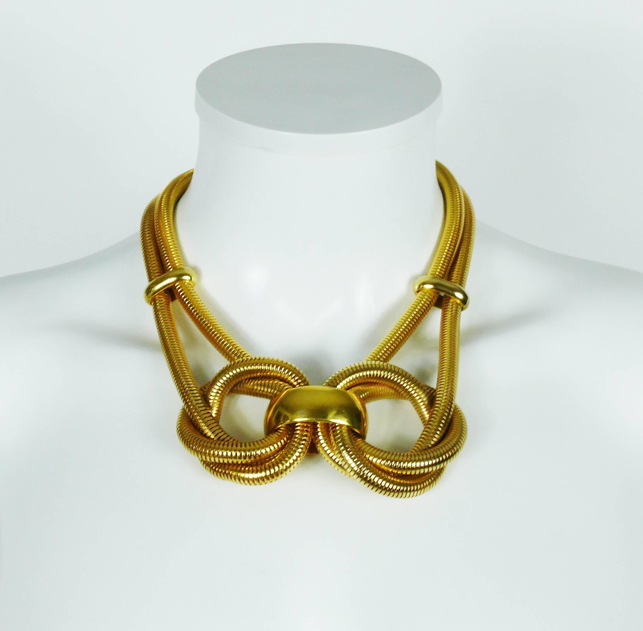 CELINE vintage chunky gold toned snake chain knot necklace.

Hook clasp.
Extension chain.

Embossed CELINE Made in Italy.

Indicative measurements : max. length approx. 48 cm (18.90 inches) / adjustable length from approx. 46 cm (18.11 inches) to