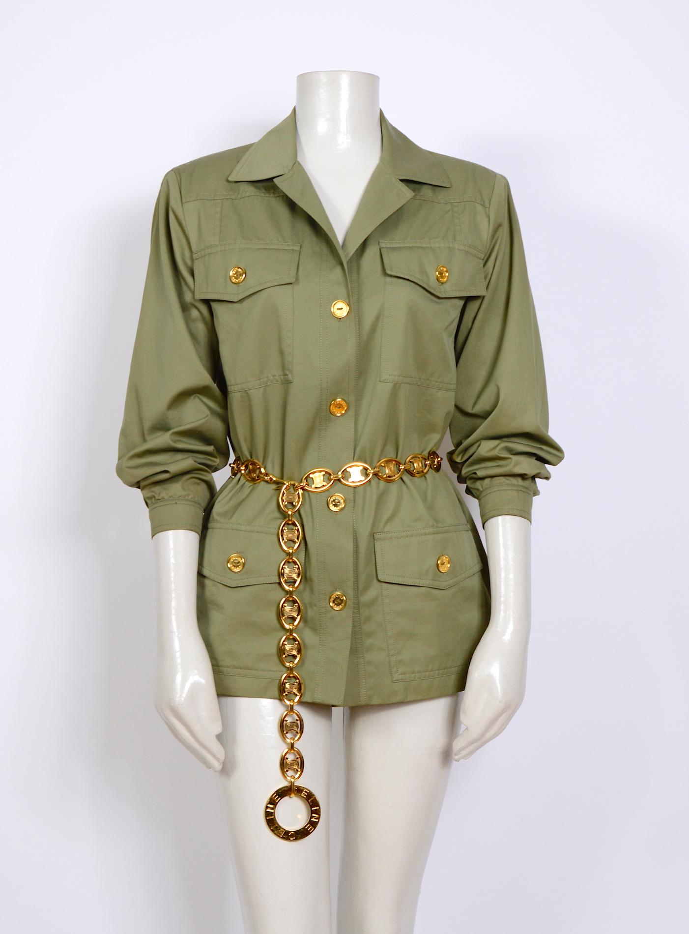 Khakifarbene Baumwoll-Safarijacke und Jupe-Culotte-Anzug von Celine aus den 1970er Jahren.
Ausgezeichneter Zustand. 
Der Gürtel ist nicht im Lieferumfang enthalten, ist aber auf 1stdibs erhältlich.
Bitte beachten Sie die Maße für die perfekte