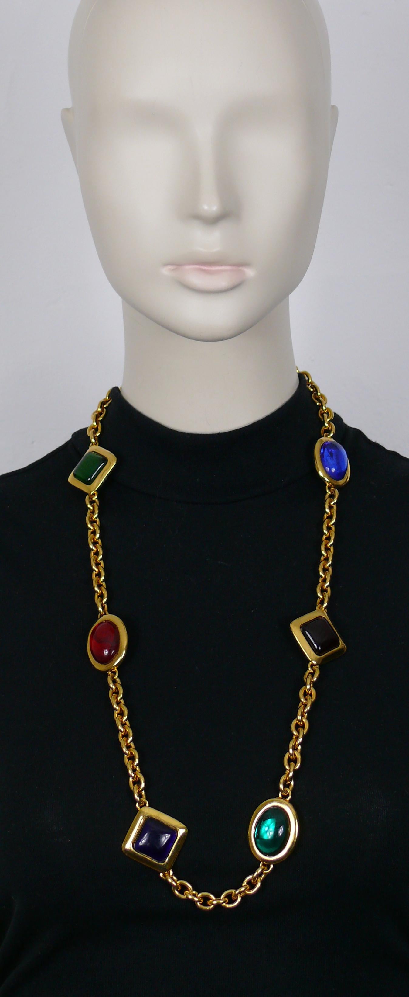 CELINE vintage gold tone chain necklace featuring multicolored glass cabochons.

Can be worn as a belt.

Toggle T-bar closure.

Embossed CELINE PARIS Made in France.

Indicative measurements : length approx. 77 cm (30.31 inches).

Material : Gold