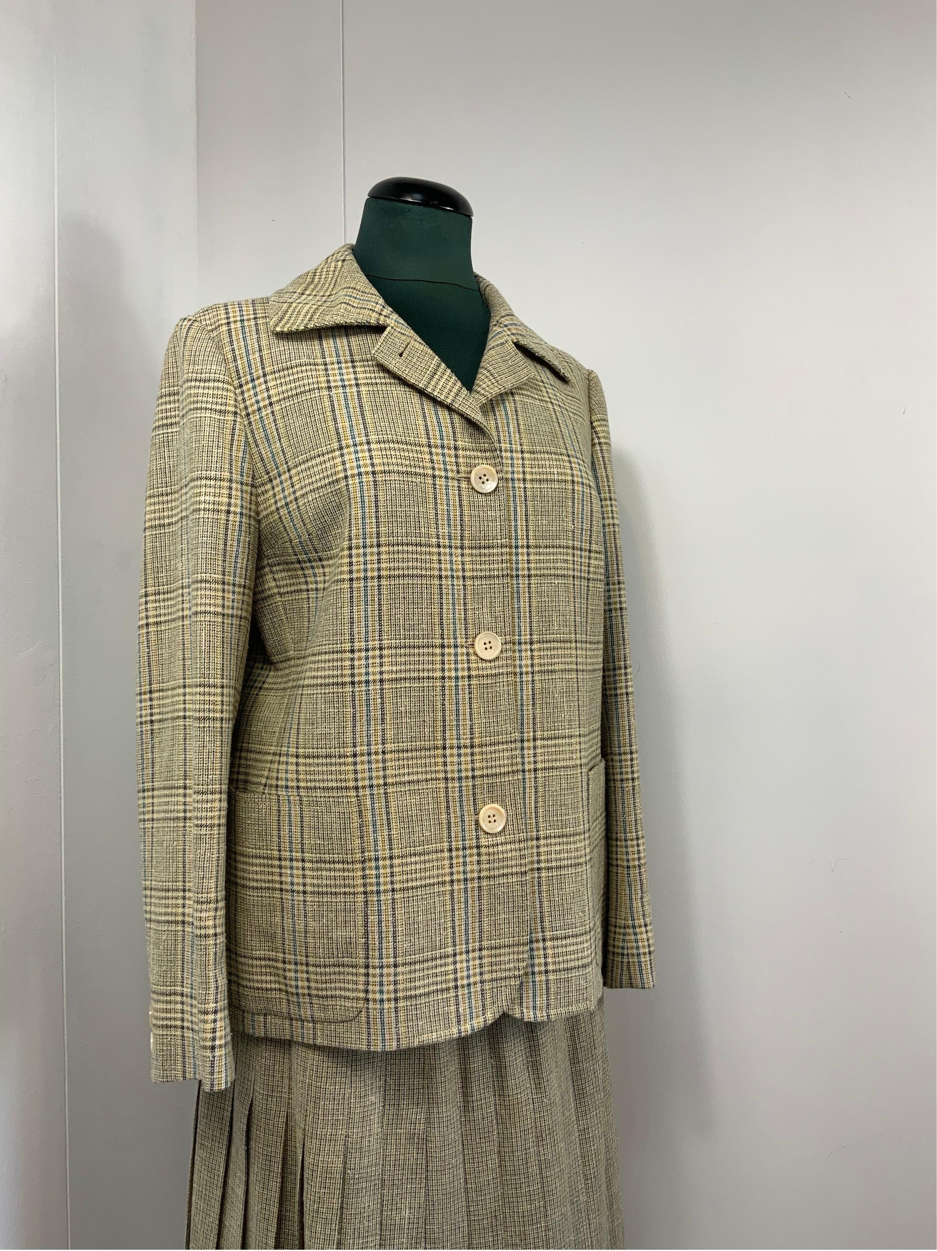 CELINE VINTAGE SUIT
Jacket + skirt.
In 100% wool. In shades of green.
Italian size 46.
The jacket measures
Shoulders 46 cm
Bust 50 cm
Length 69 cm
The skirt closes with a back zip.
Waist 40 cm
Length 68 cm
Excellent overall condition with minimal